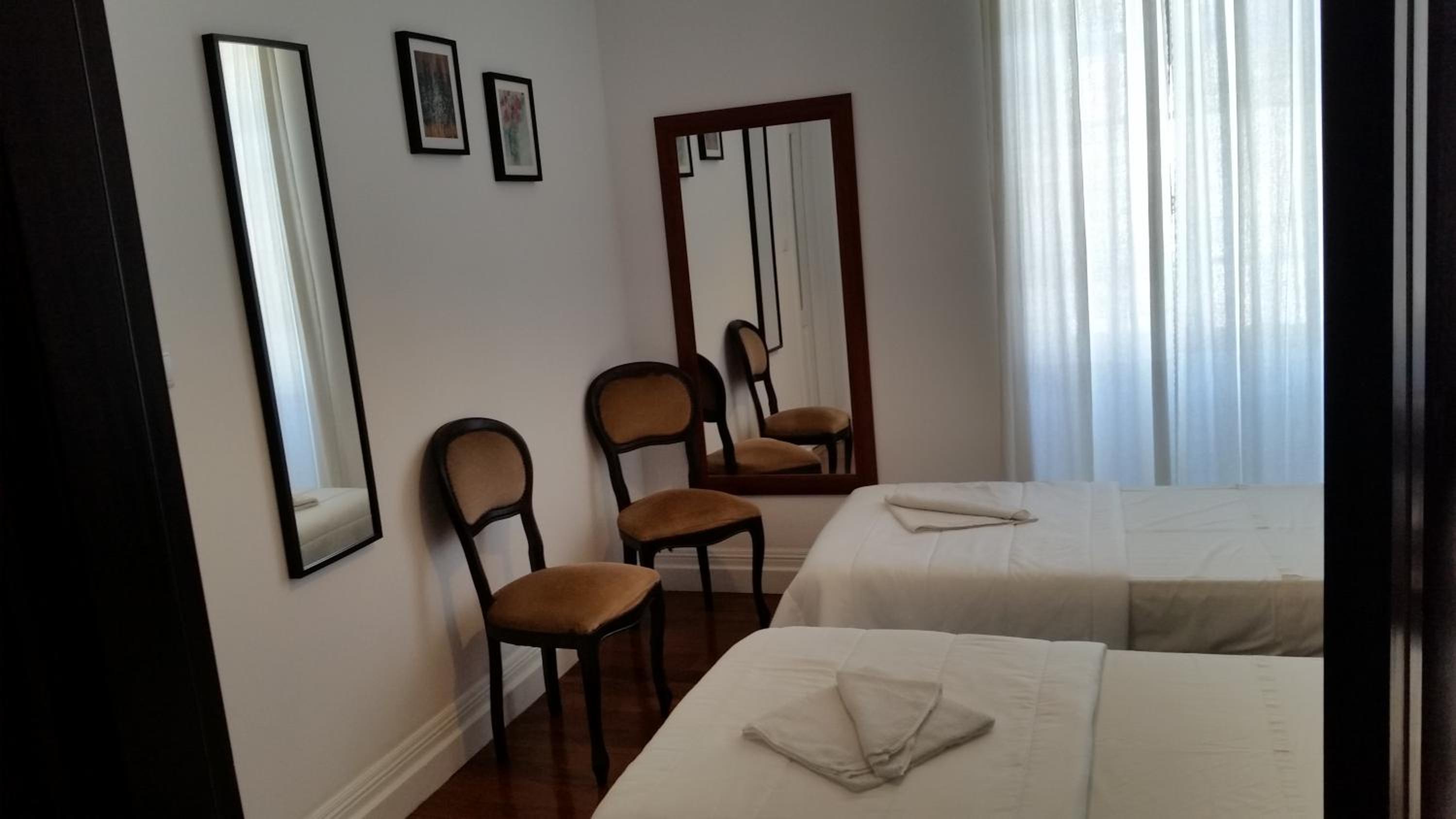 Twin Room with Private Bathroom - Photo 3