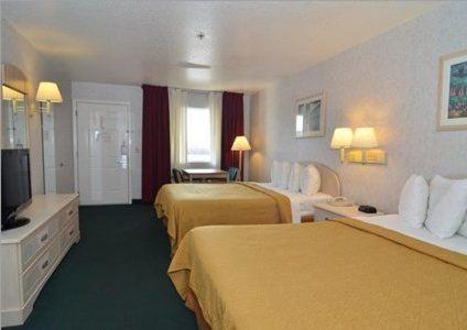 Queen Room with Two Queen Beds - Non-Smoking - Photo 2