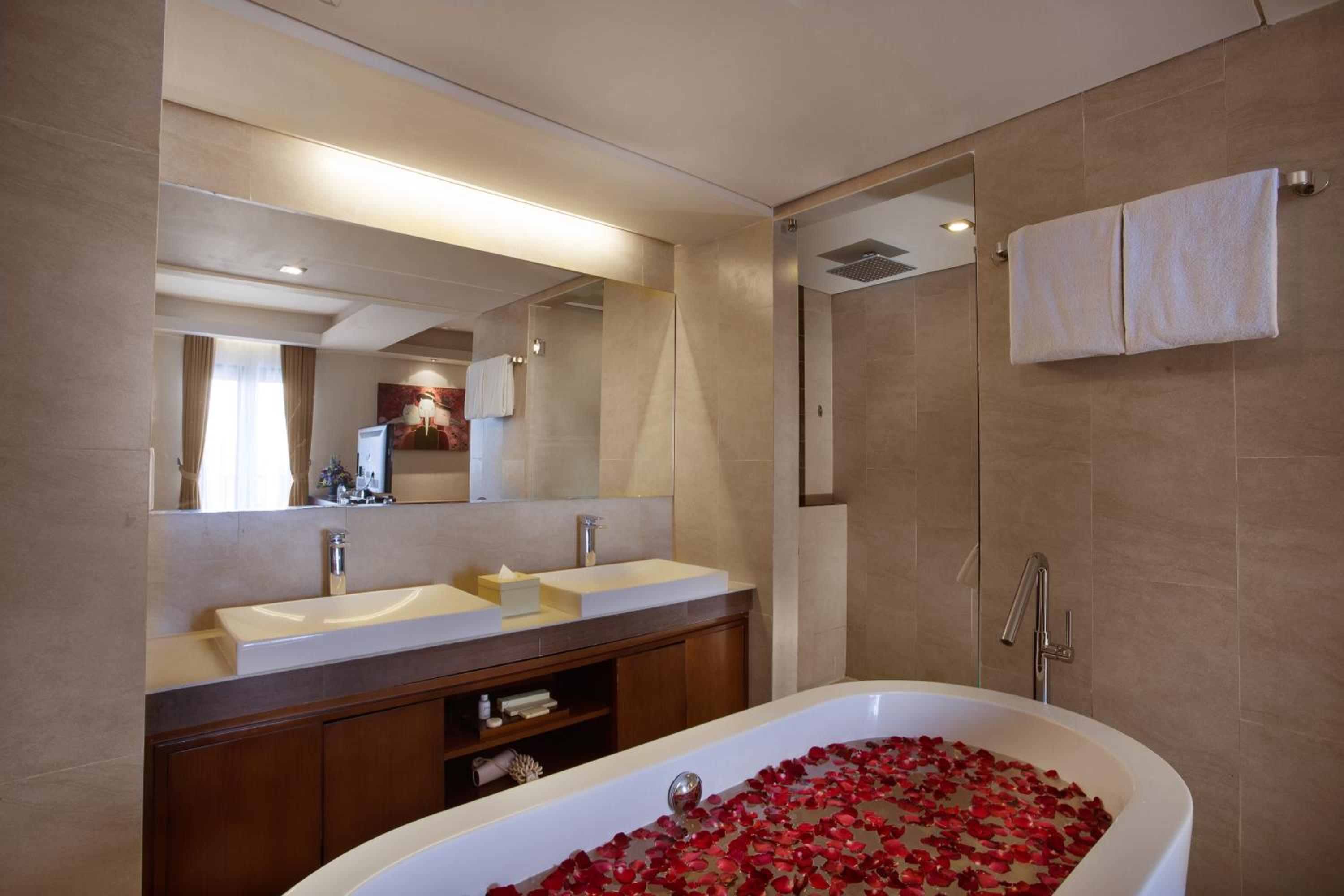 Honeymoon King Suite - Photo 5