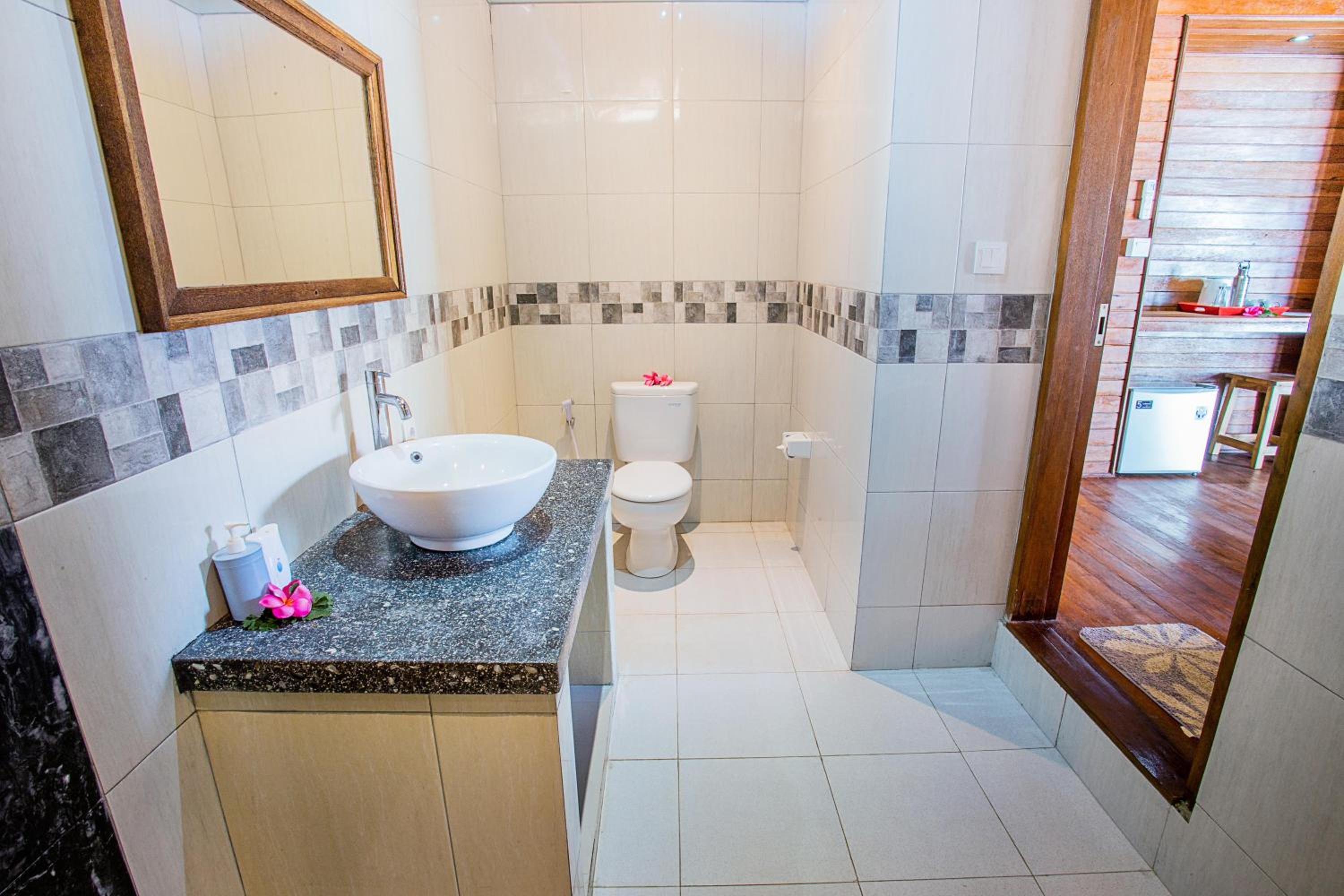 Deluxe Double Room with Balcony and Sea View - Photo 12