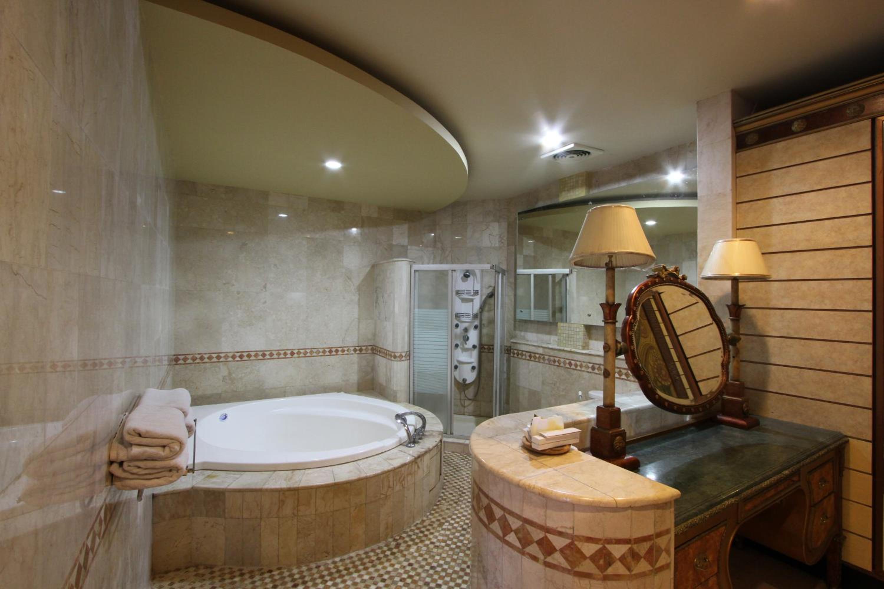 King Room with Pool View - Photo 3