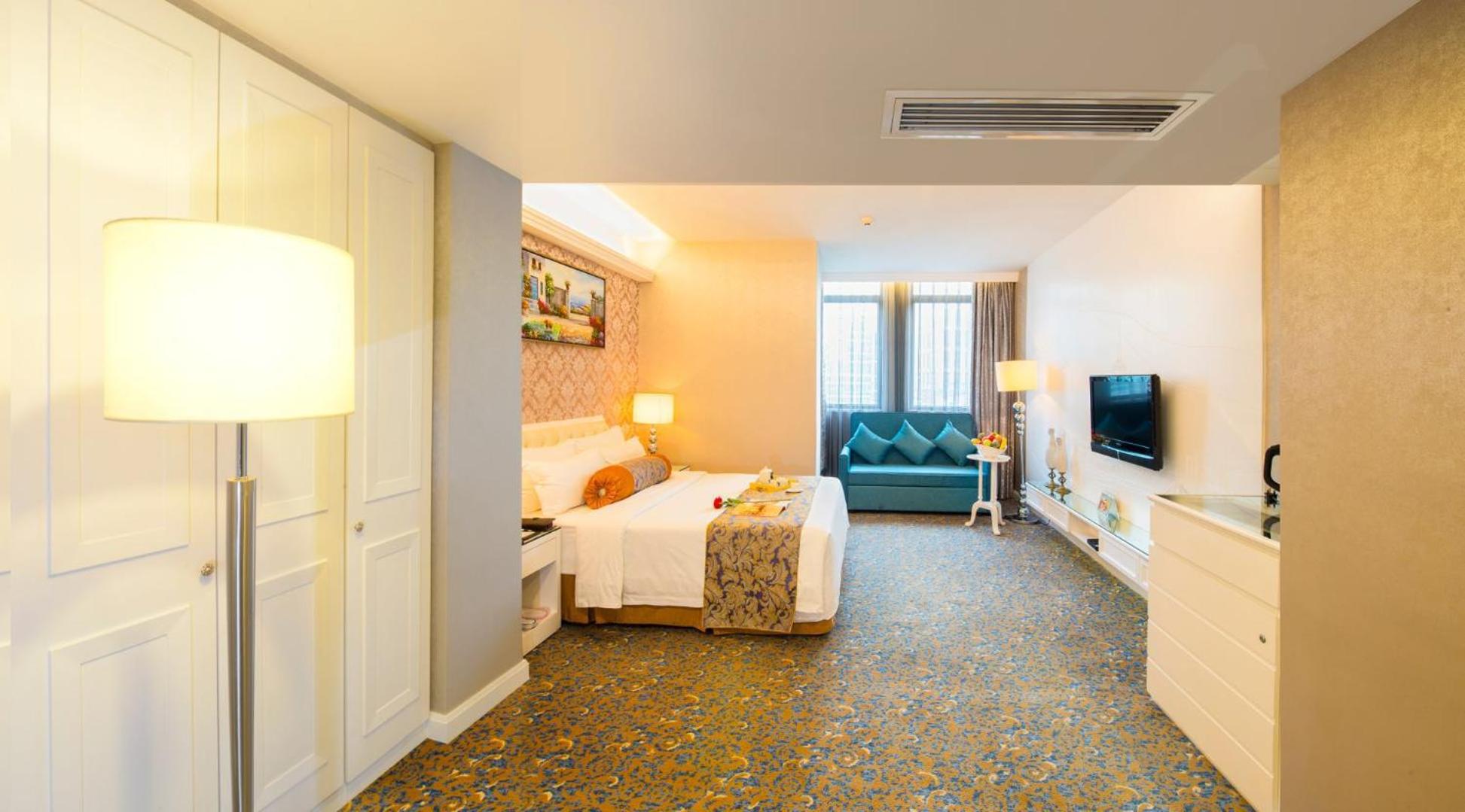 Exquisite Two Double Beds Room - Photo 1