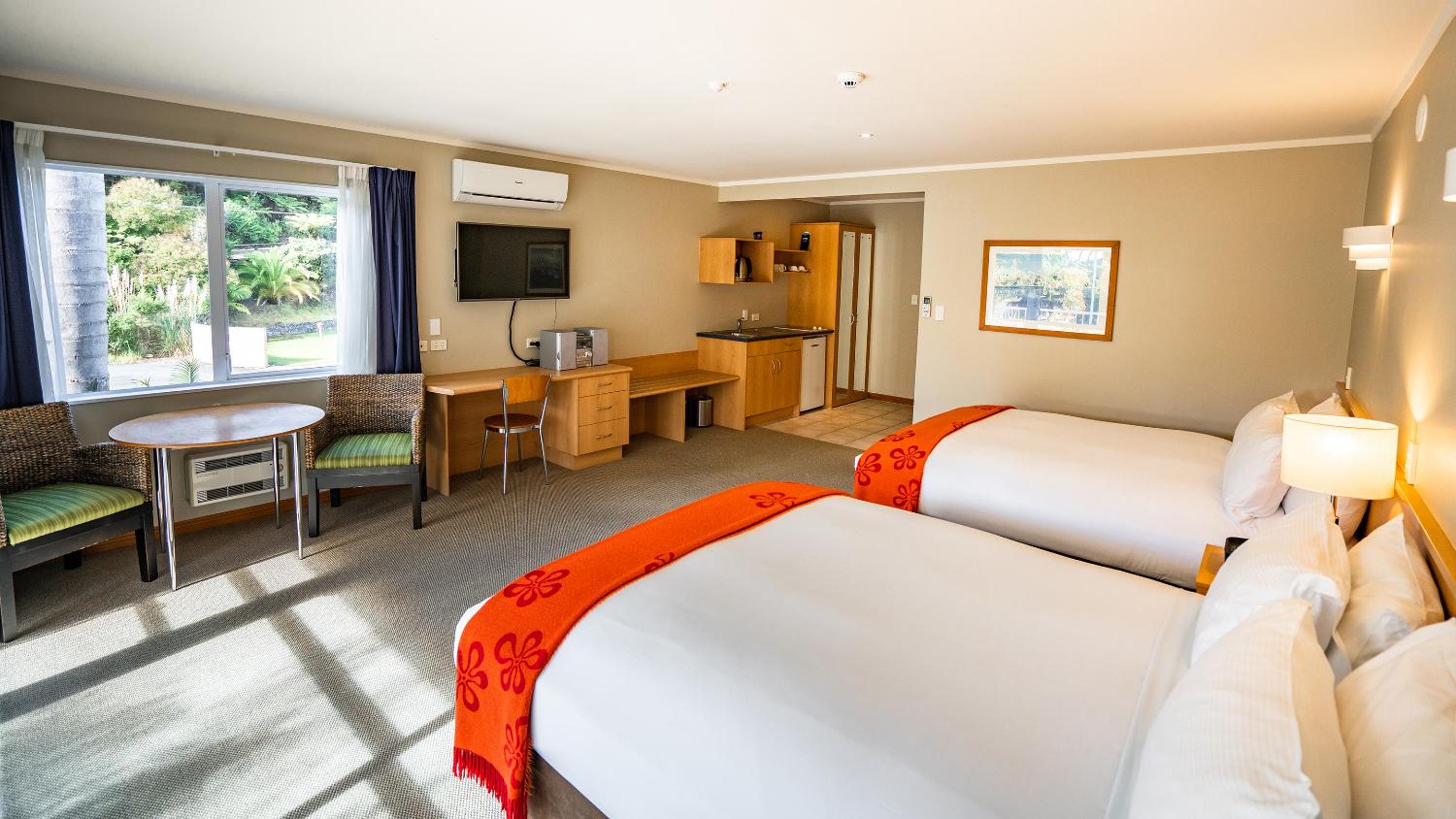 Superior Twin Room with Two Queen Beds - Photo 6