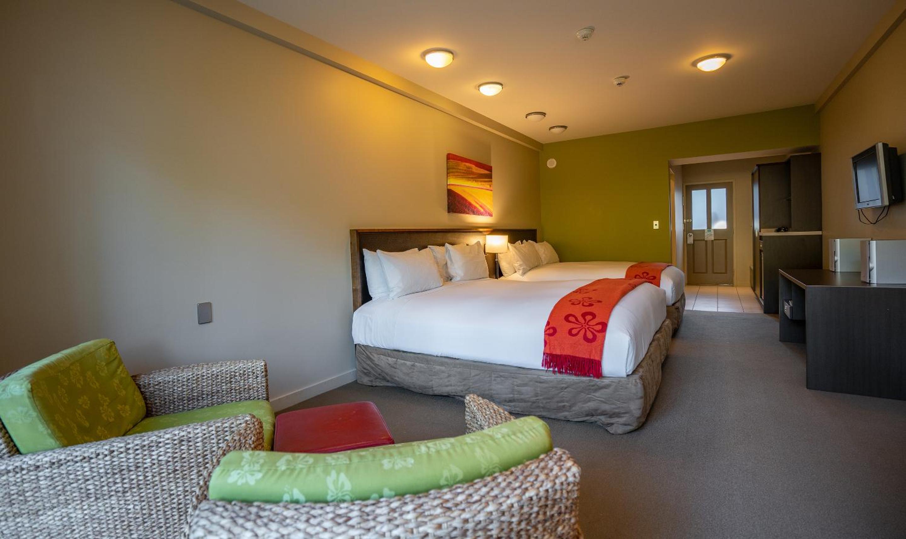 Standard Twin Room with one King and one Queen Bed - Photo 2