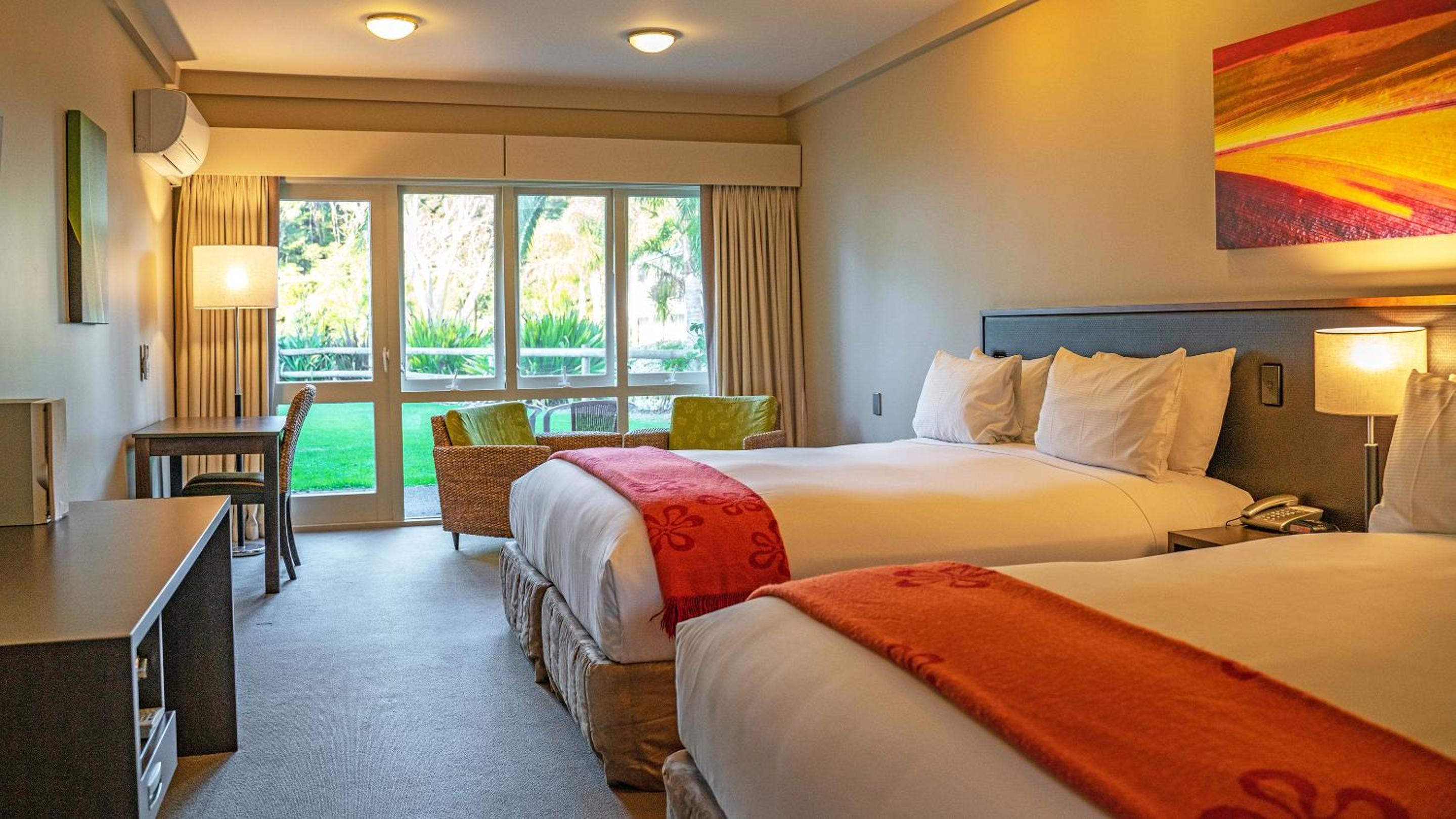 Standard Twin Room with one King and one Queen Bed - Photo 3