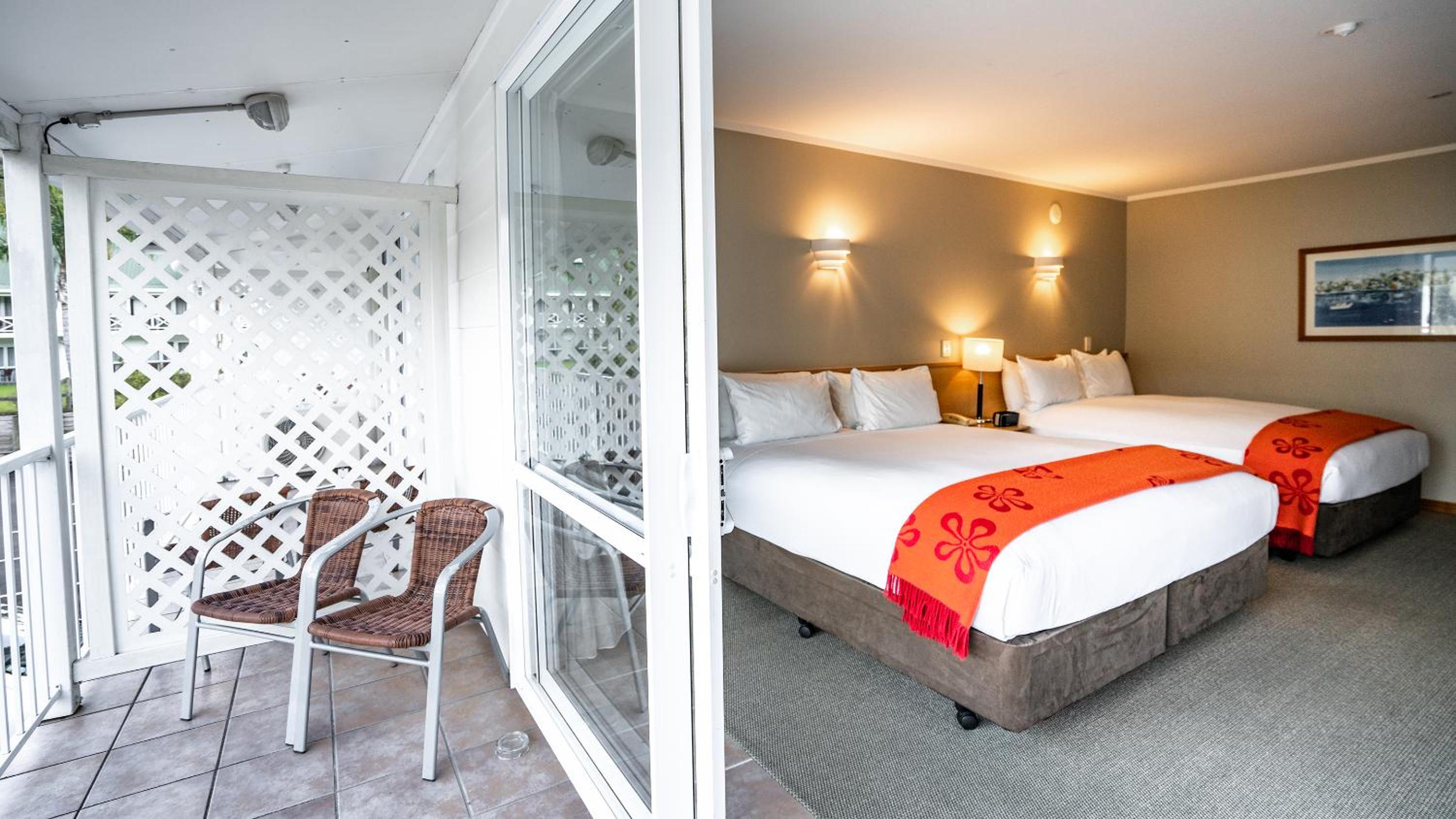 Superior Twin Room with a King & Queen Bed - Photo 6