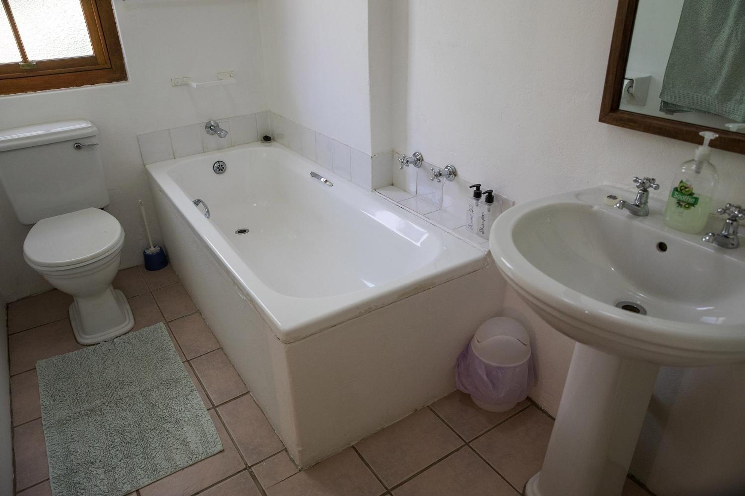 Two-Bedroom House - Photo 4