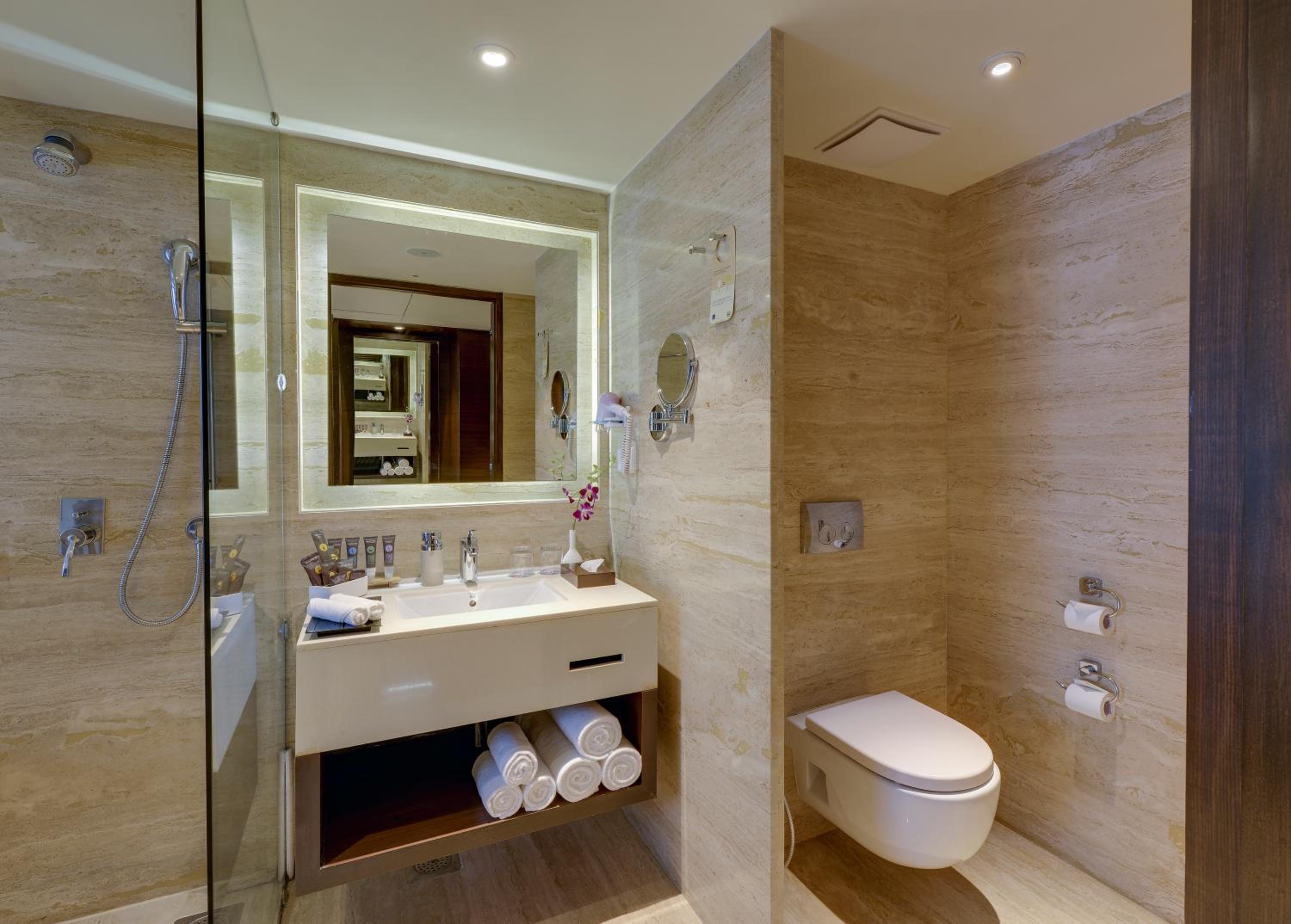 Deluxe King Room – INR 500 Credit on SPA per stay – Happy Hours 1+1 (5pm to 7pm) – 15% Discount on Food & Beverages – 10% Discount on One way Local transfers