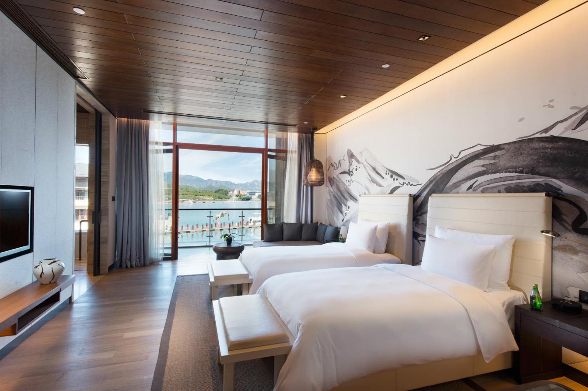Grand Deluxe Lake View Twin Room photo 3