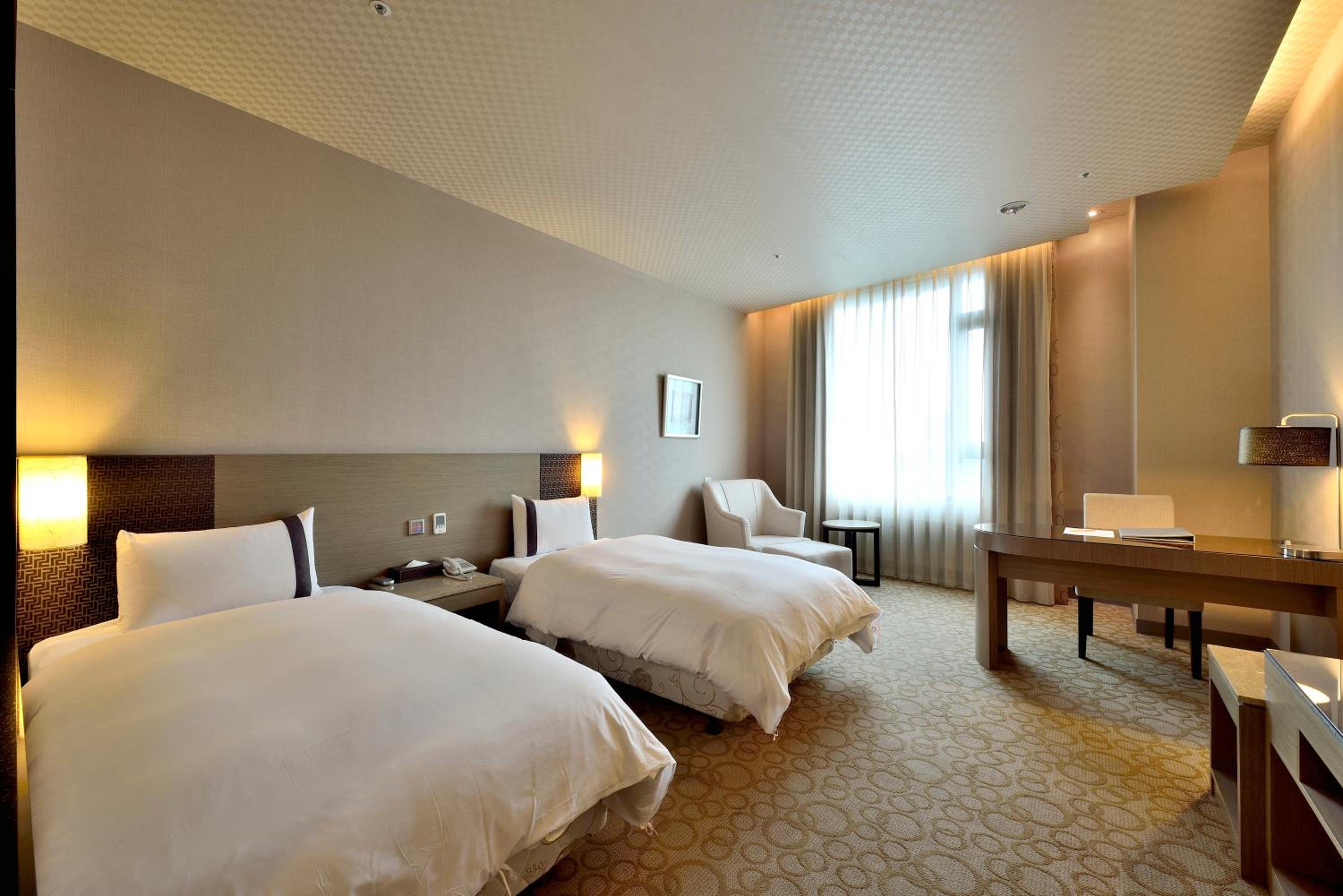 Standard Twin Room with Bathtub photo 2