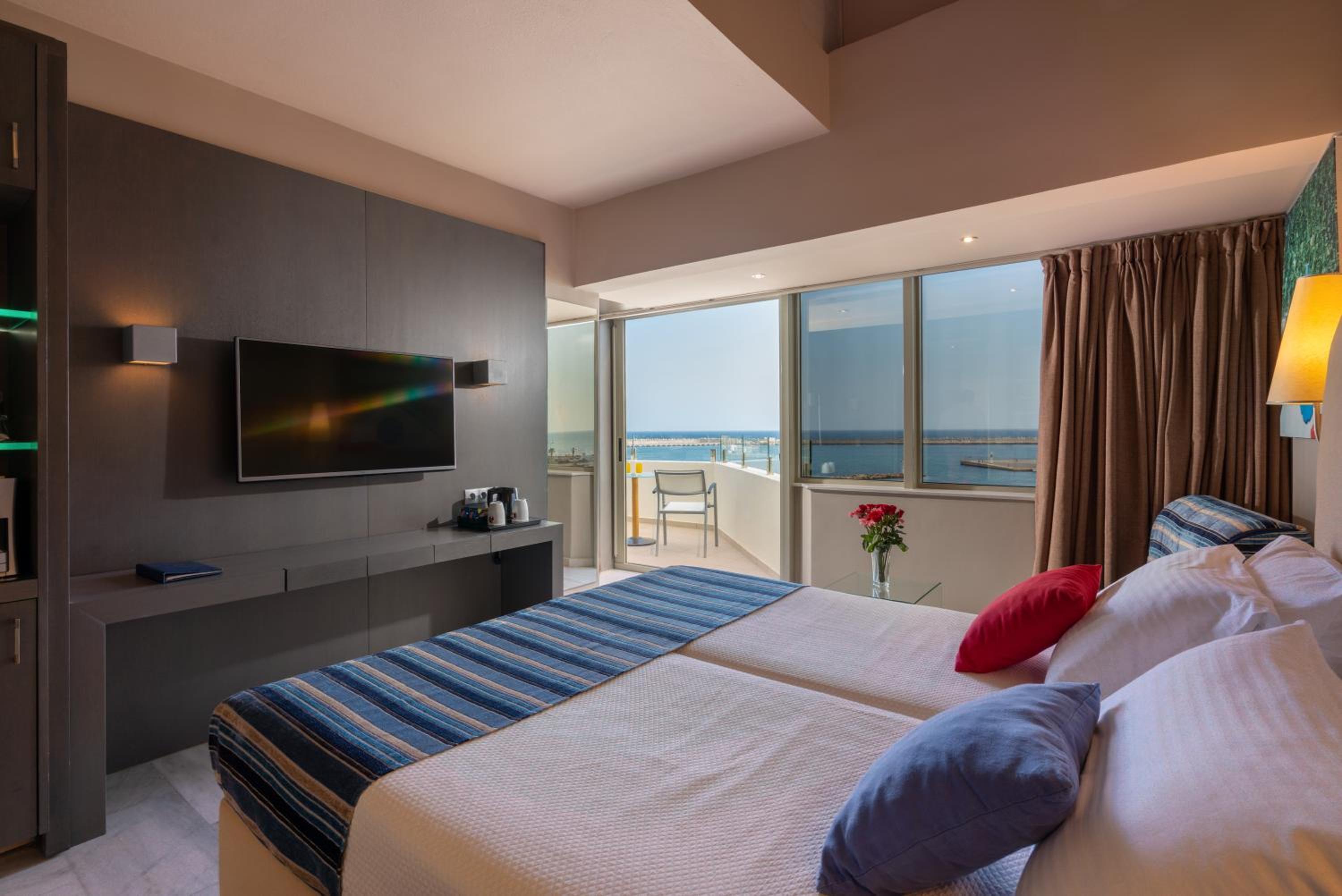 Grand Suite with Panoramic Sea View - Photo 11