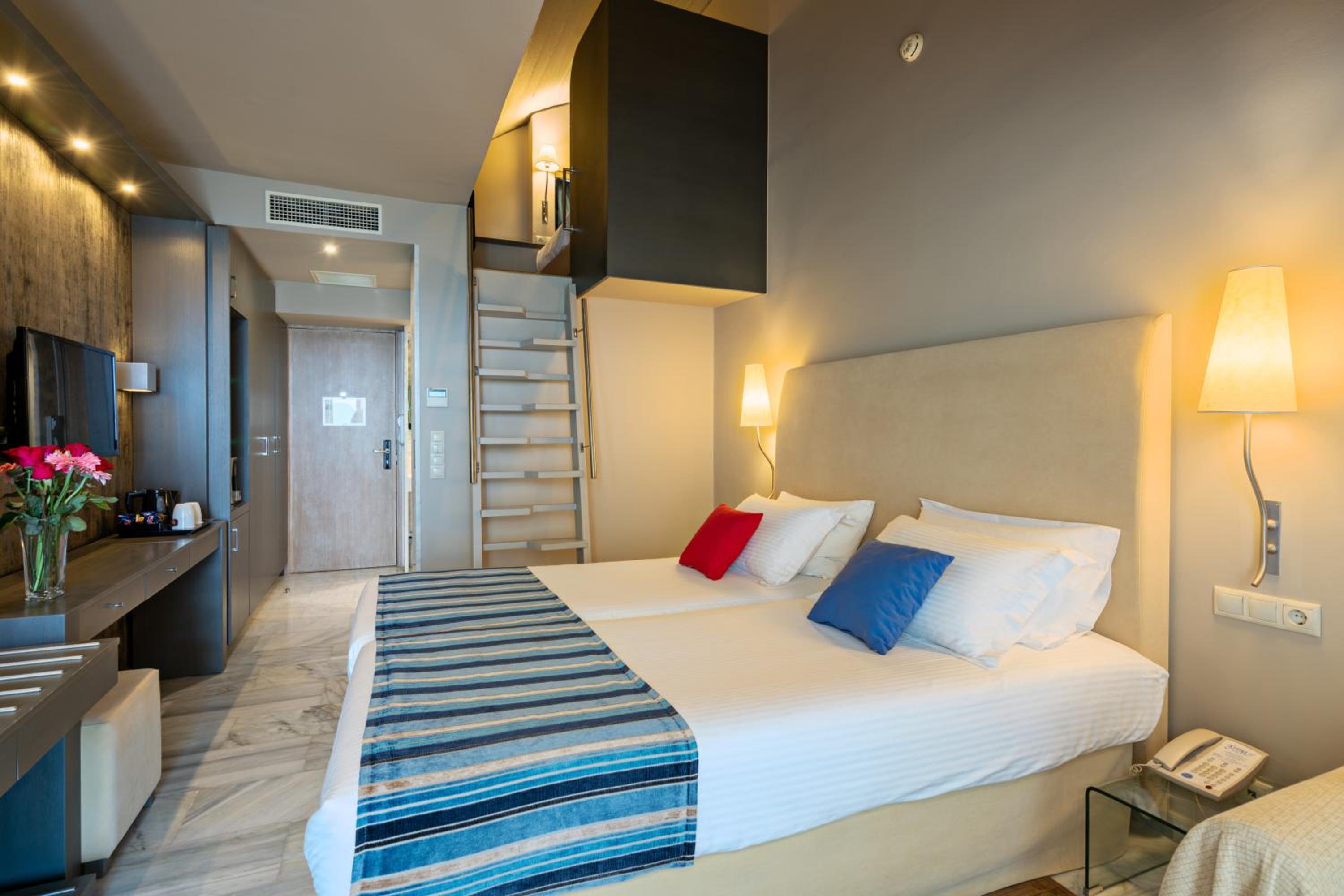 Deluxe Suite with Sea View thumbnail 6