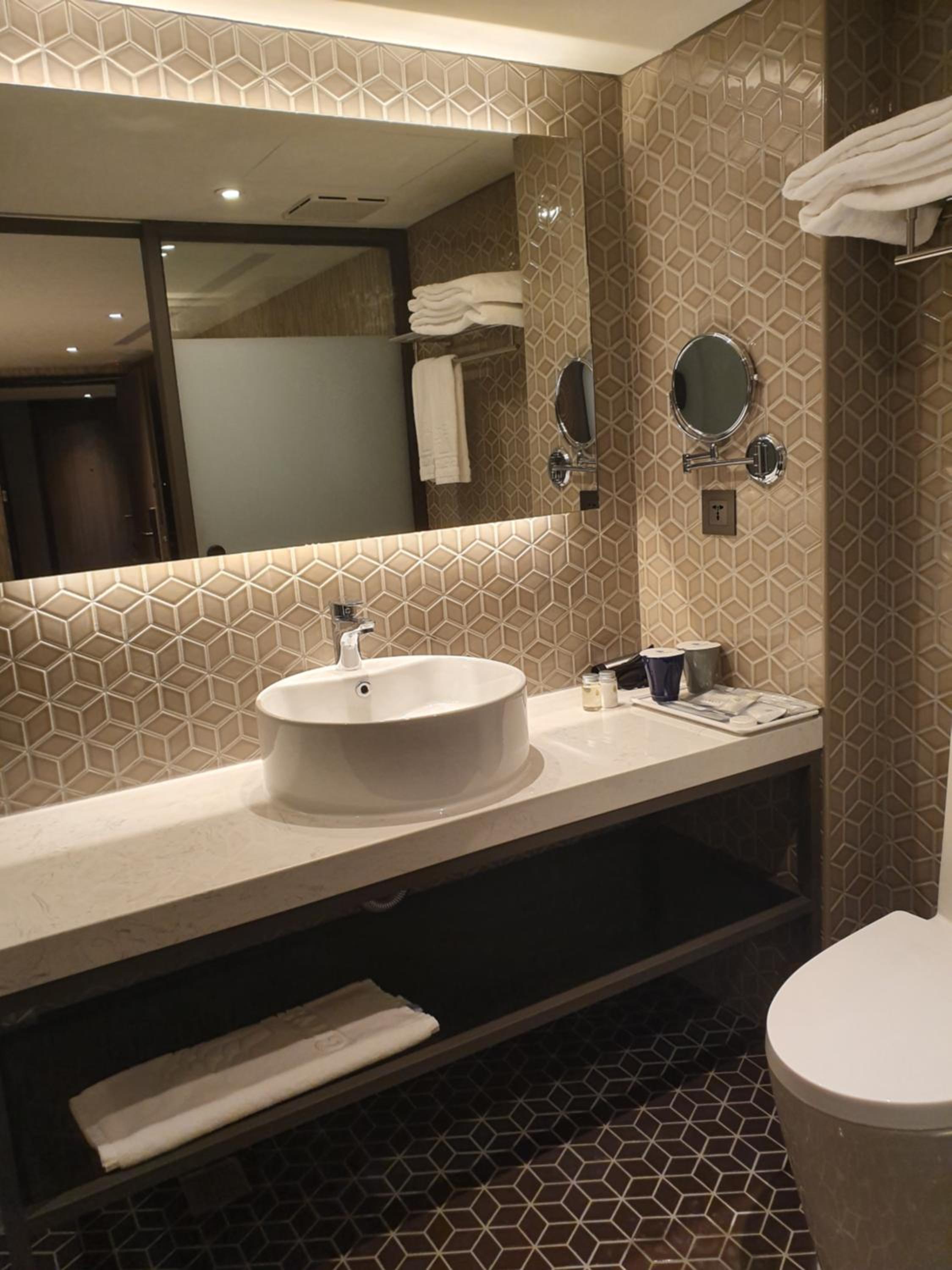 Standard Double Room - No Window - Photo 9