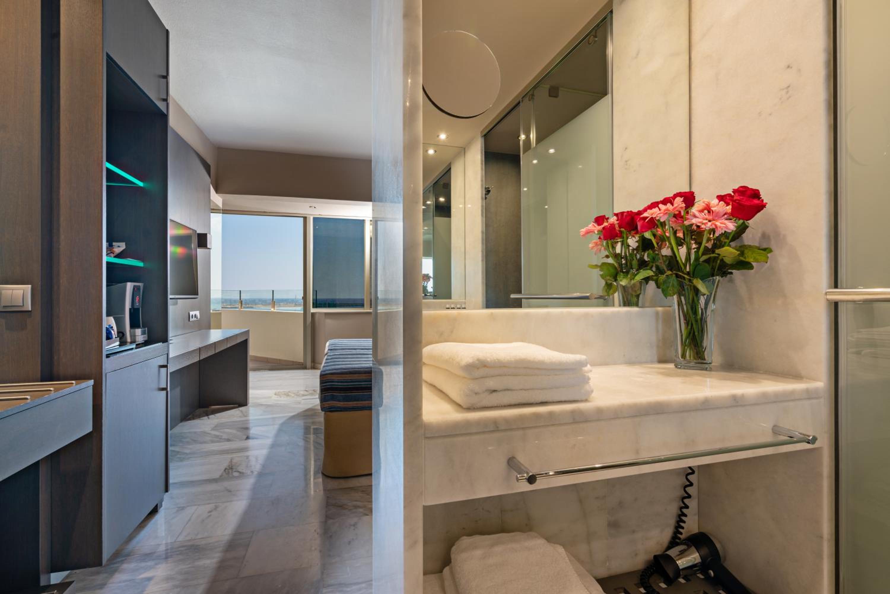 Grand Suite with Panoramic Sea View - Photo 2