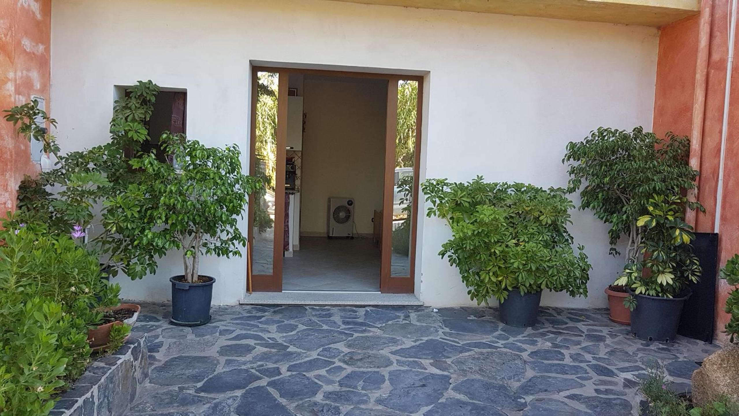 Studio Apartment - Photo 10