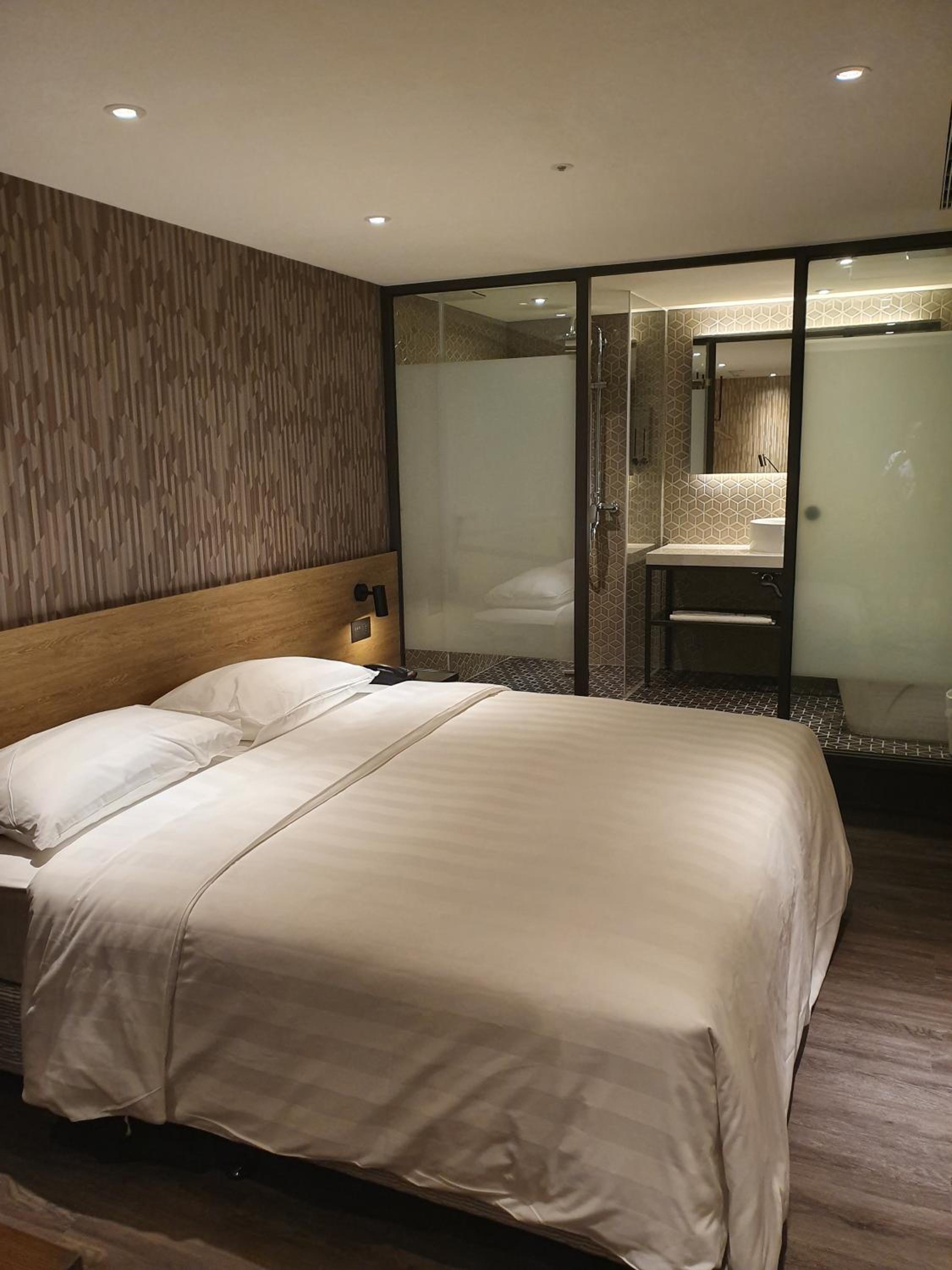 Standard Double Room - No Window - Photo 11