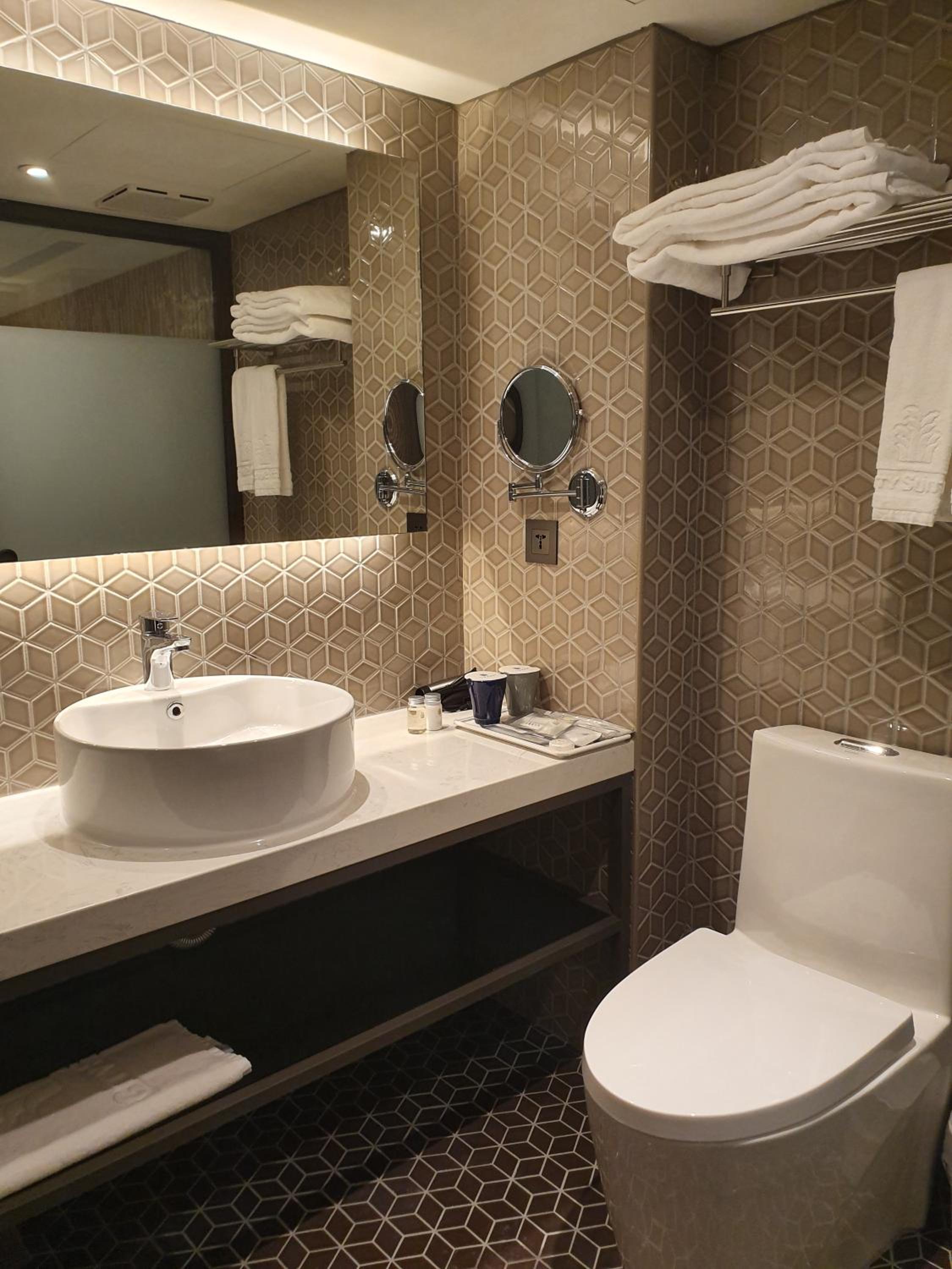 Standard Double Room - No Window - Photo 10