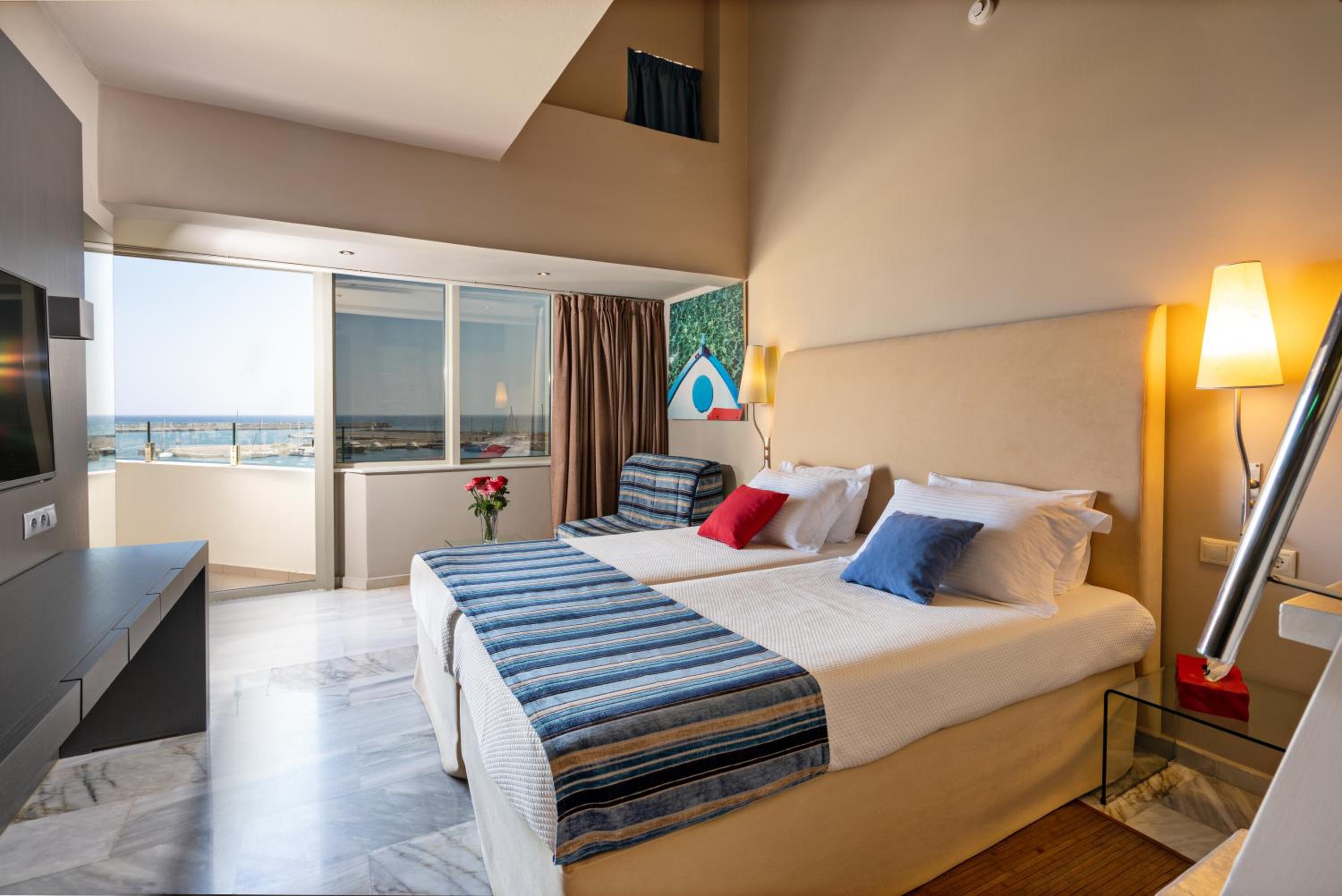 Grand Suite with Panoramic Sea View - Photo 3