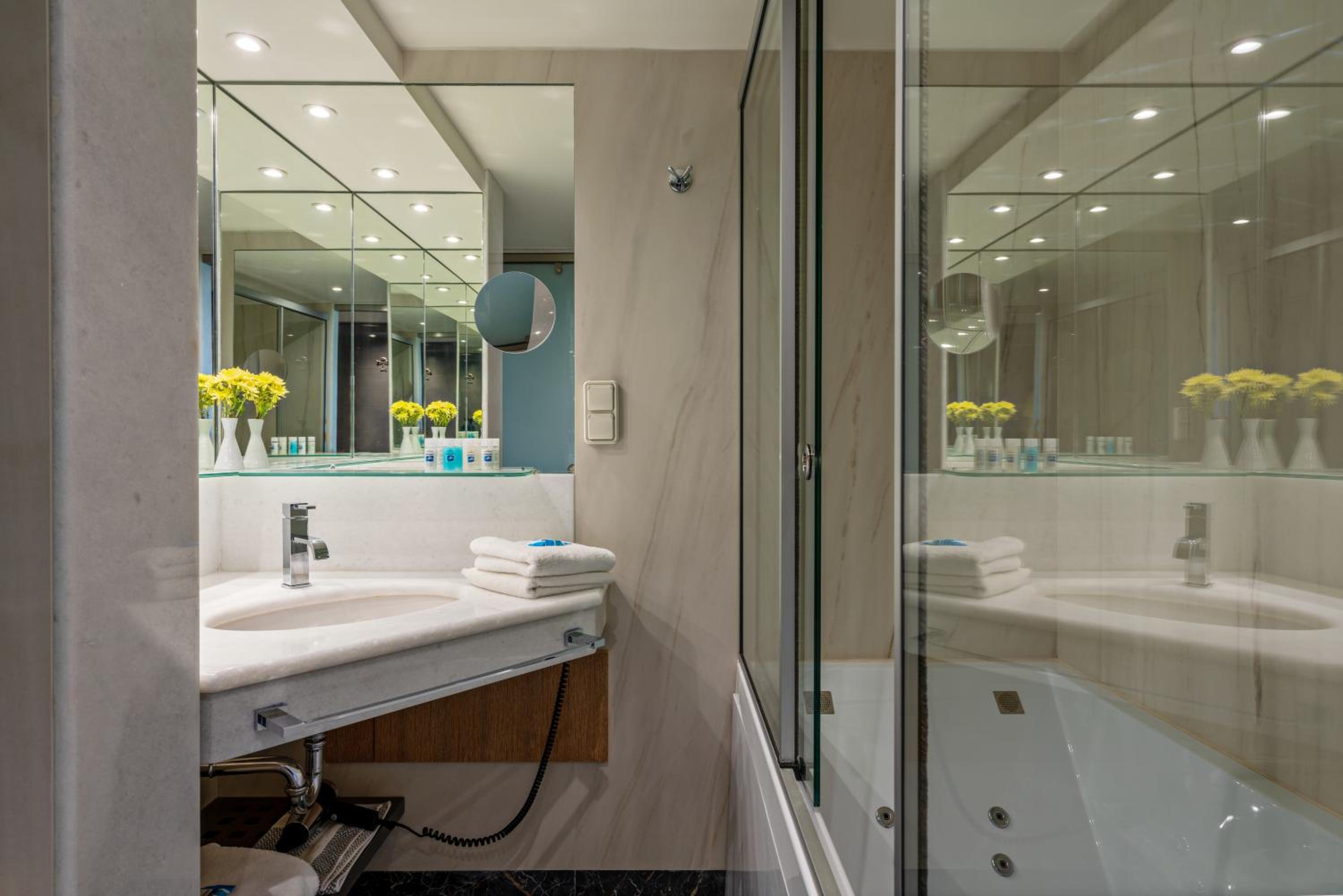 Junior Suite with Sea View & Jetted Tub - Photo 9