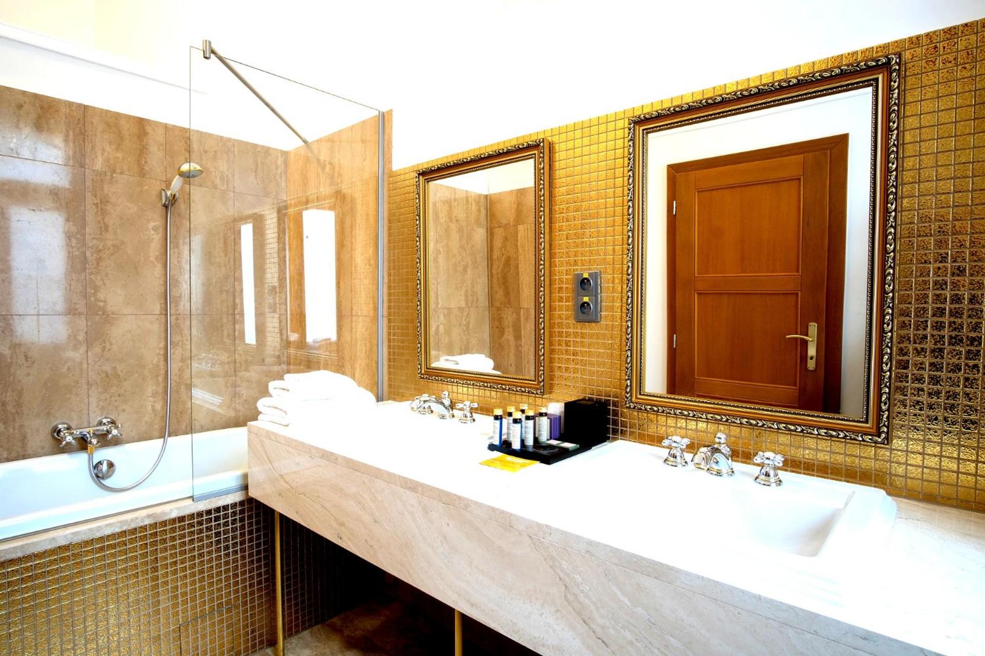 Deluxe Double Room with extra bed (2+2)  - Photo 12