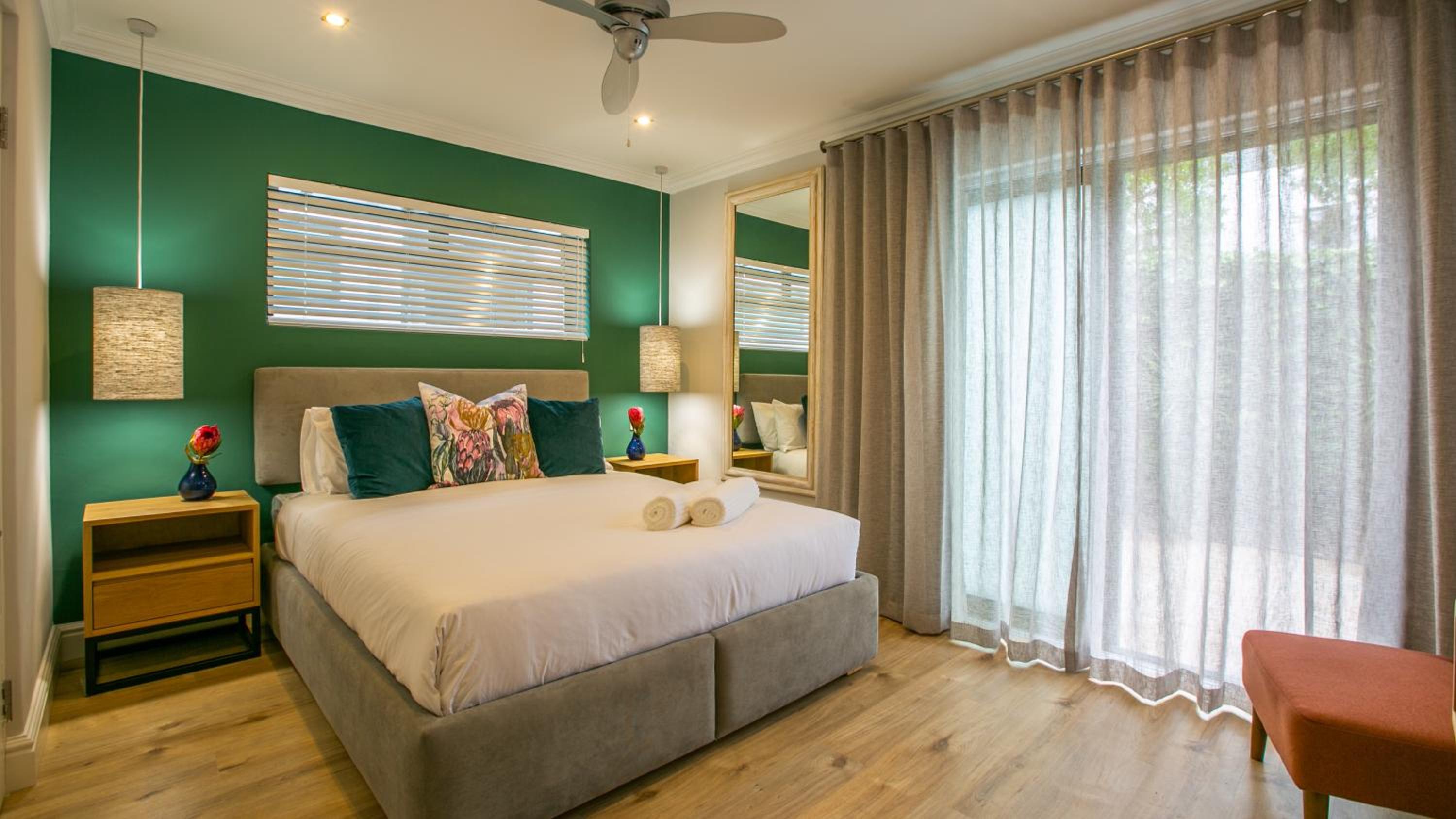 Queen Room photo 2