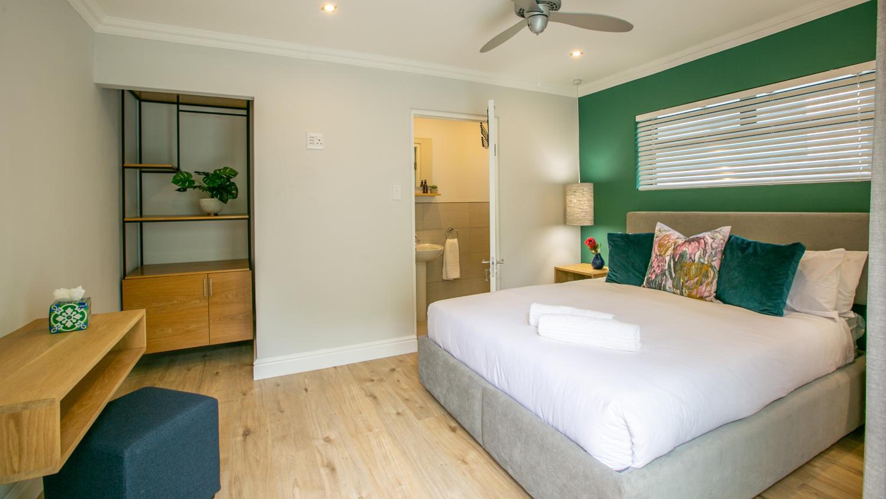 Queen Room photo 1