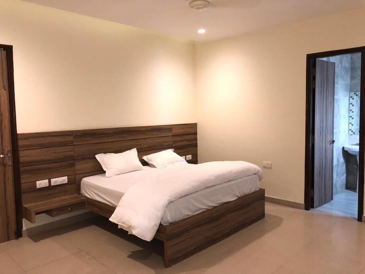 Deluxe Double Room (2 Adults + 1 Child) - Photo 10