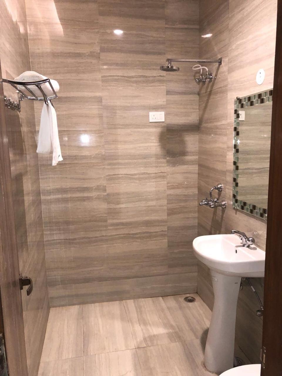 Deluxe Double Room (2 Adults + 1 Child) - Photo 11
