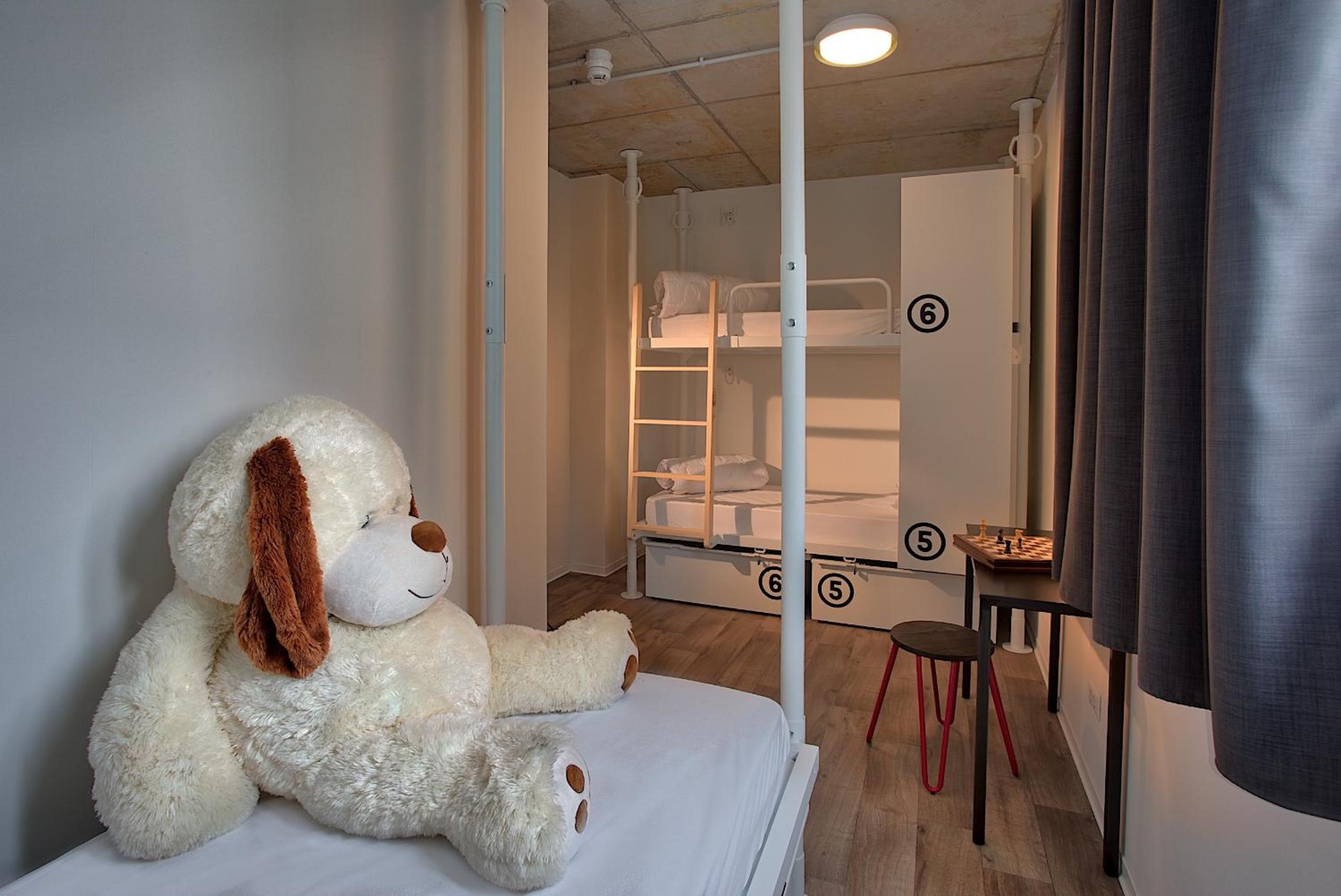 Bed in 7-Bed Female Dormitory Room photo 1