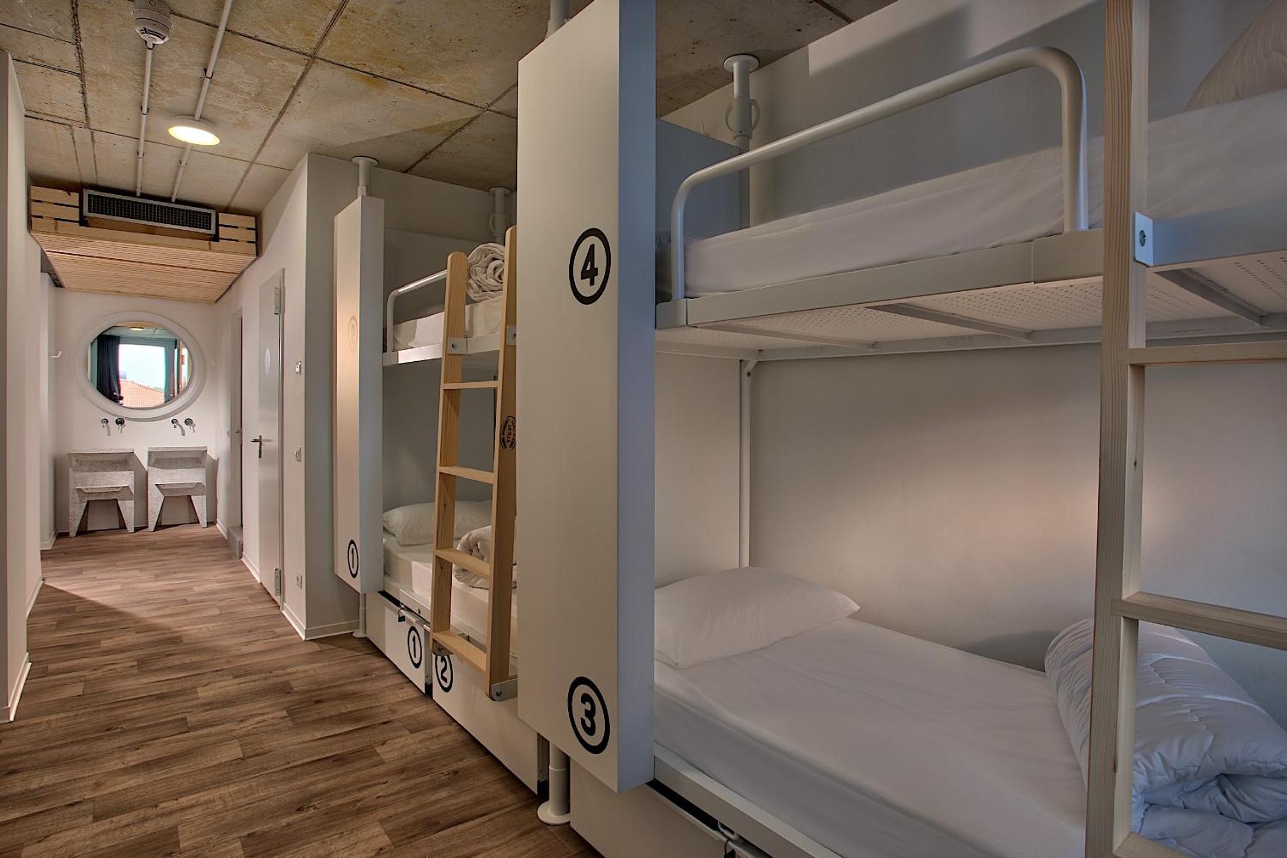 Bed in 7-Bed Female Dormitory Room photo 2