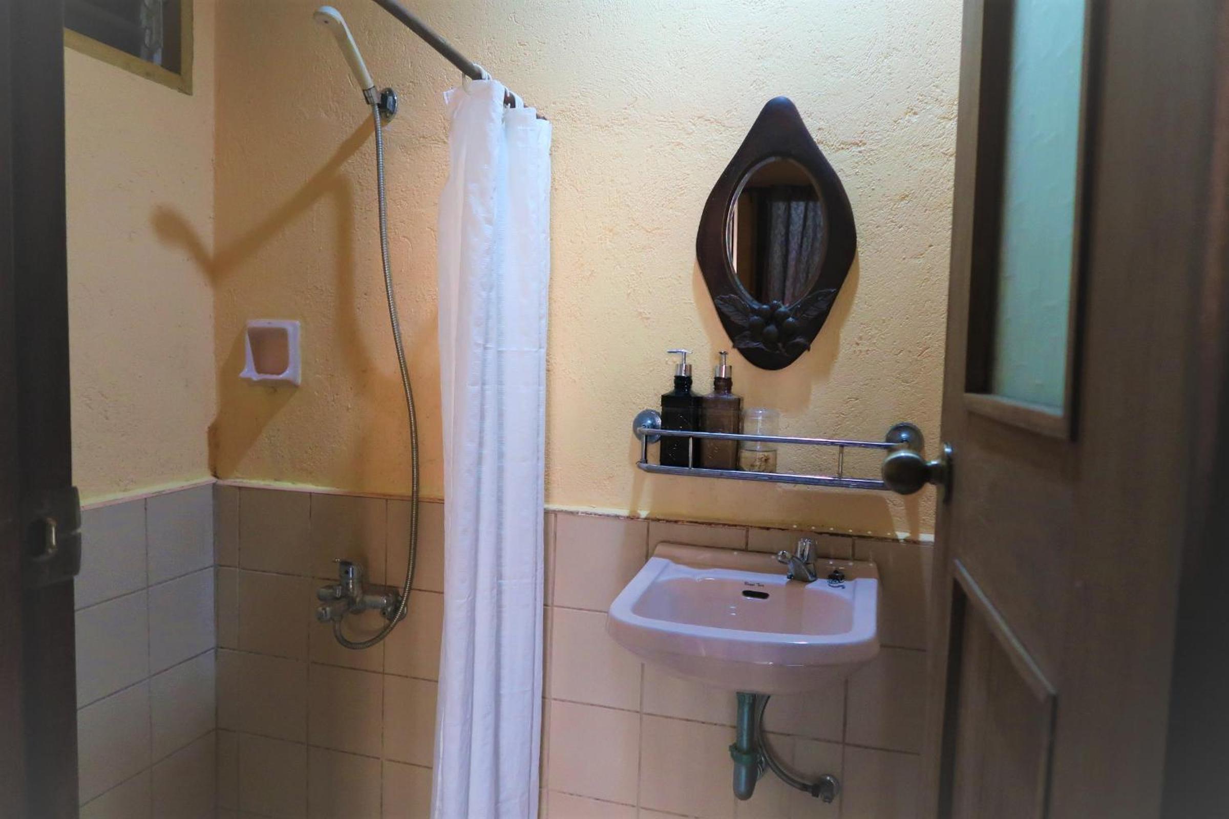 Double or Twin Room with Balcony - Photo 2