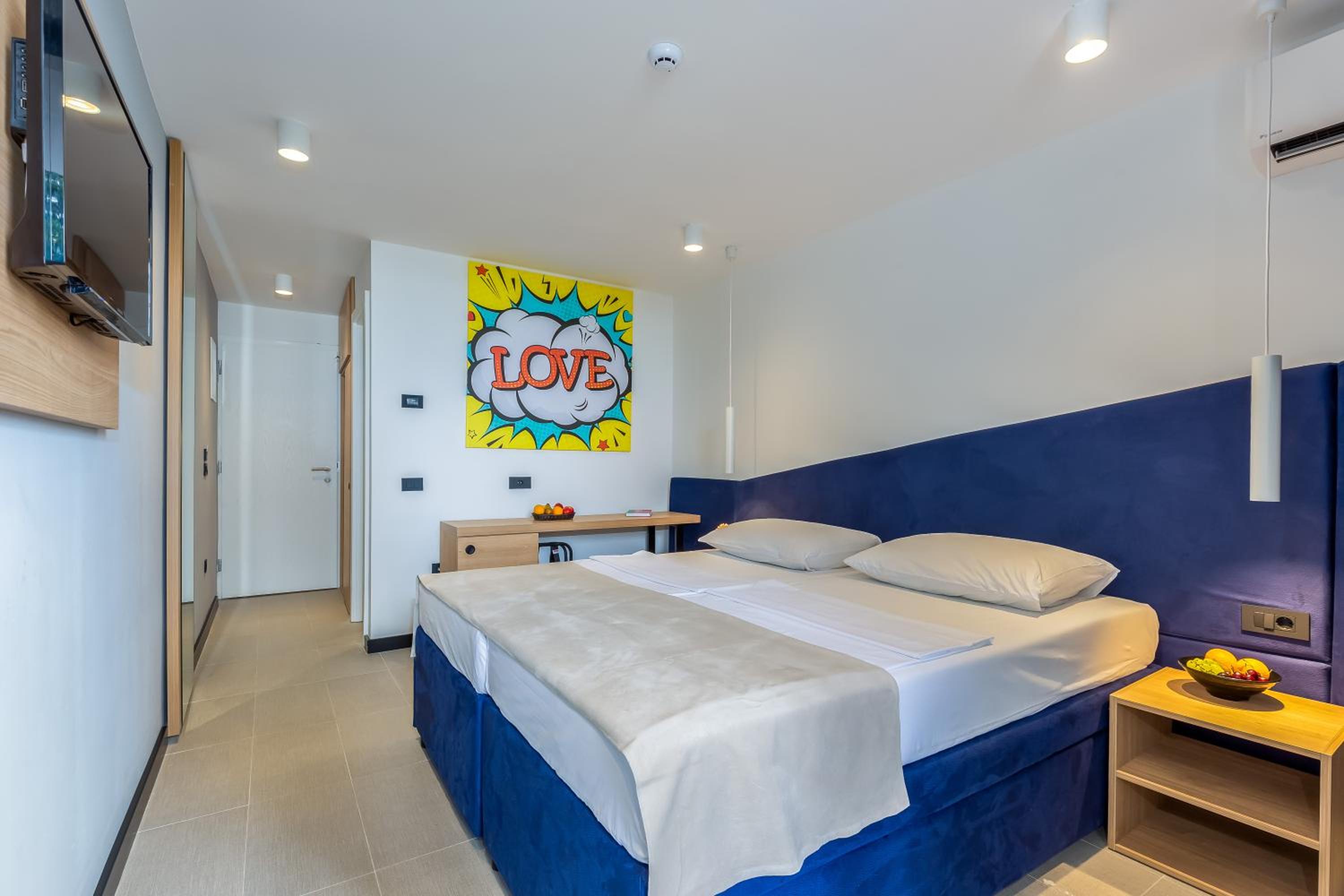 Double Room with Extra Bed, Sea Side View and Balcony photo 1