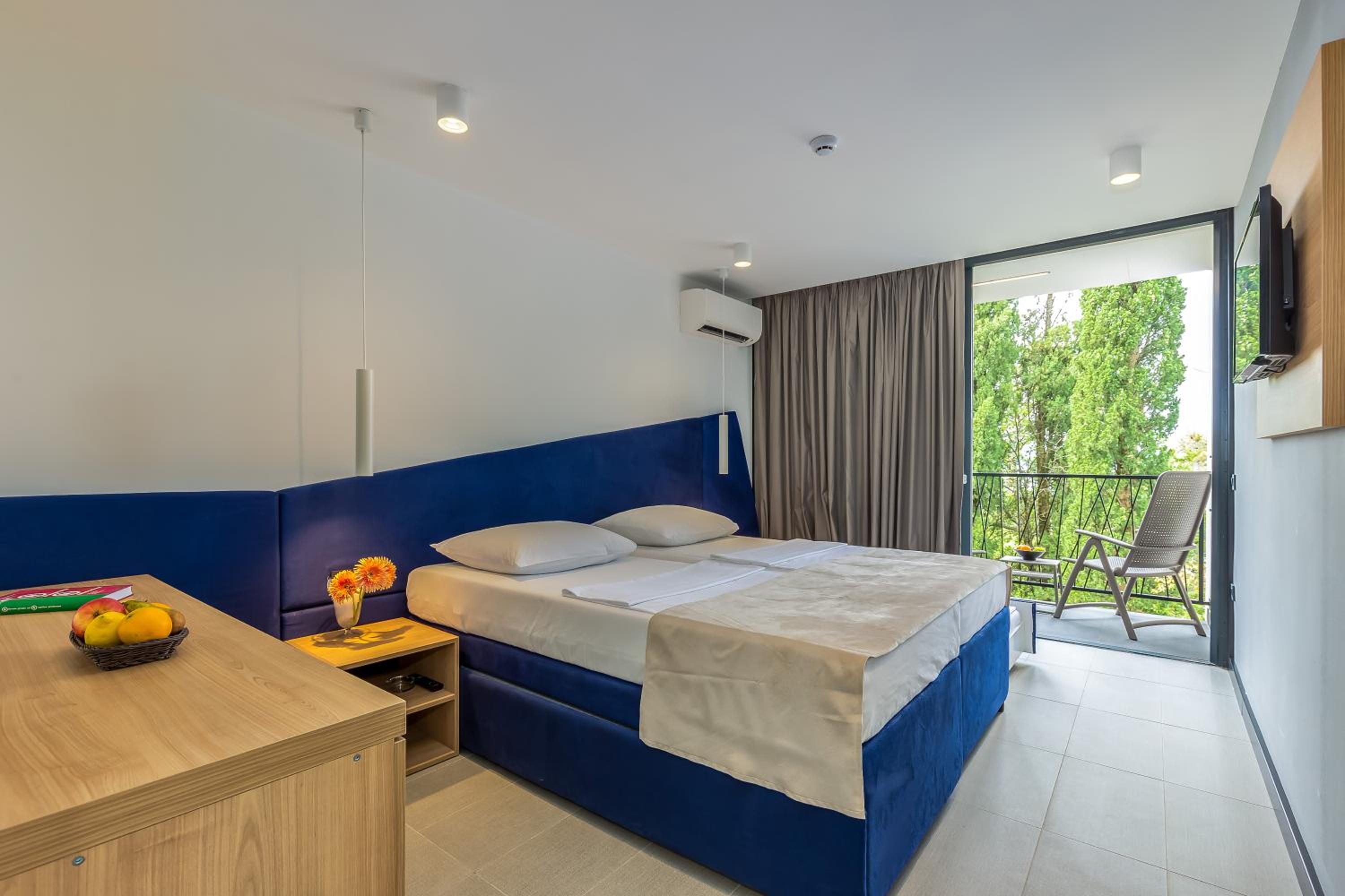 Double Room with Extra Bed, Sea Side View and Balcony photo 2