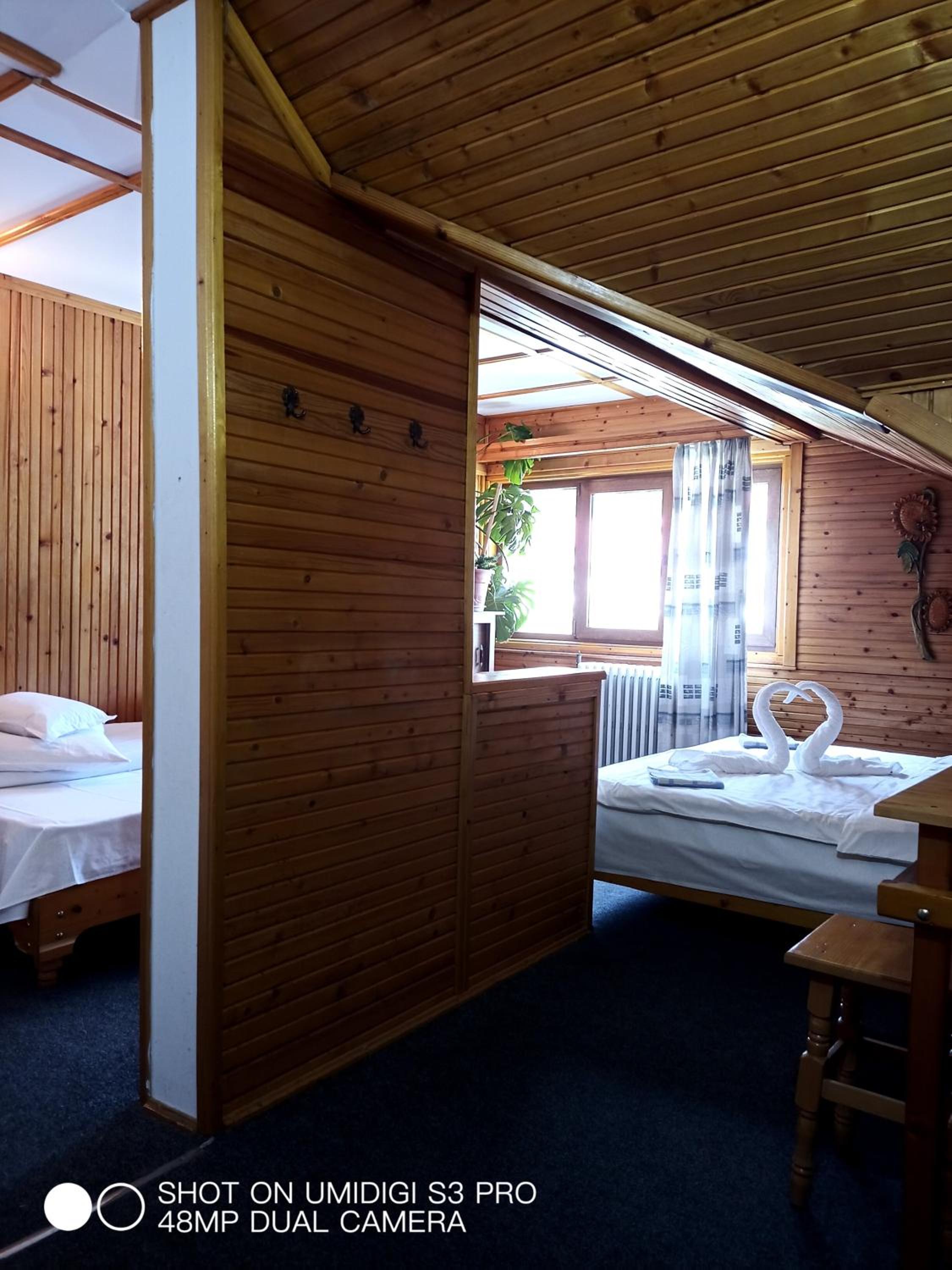 Quadruple Room with Shower - Photo 4