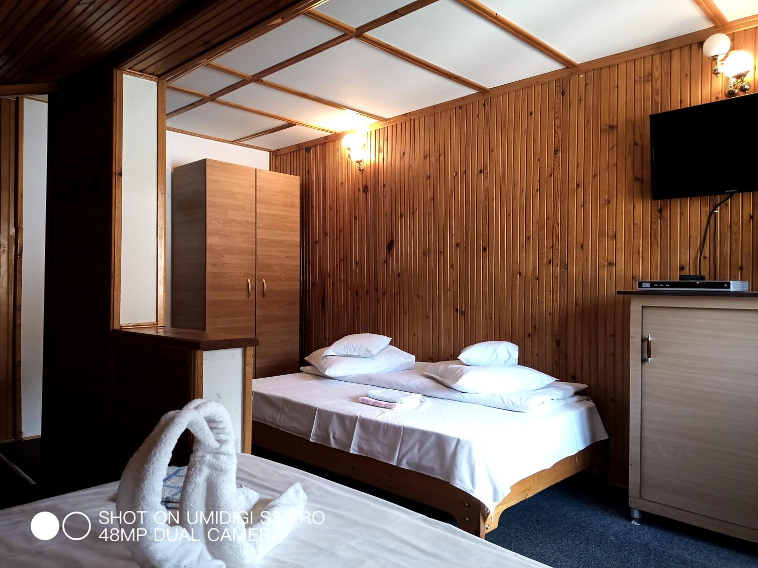 Quadruple Room with Shower - Photo 3