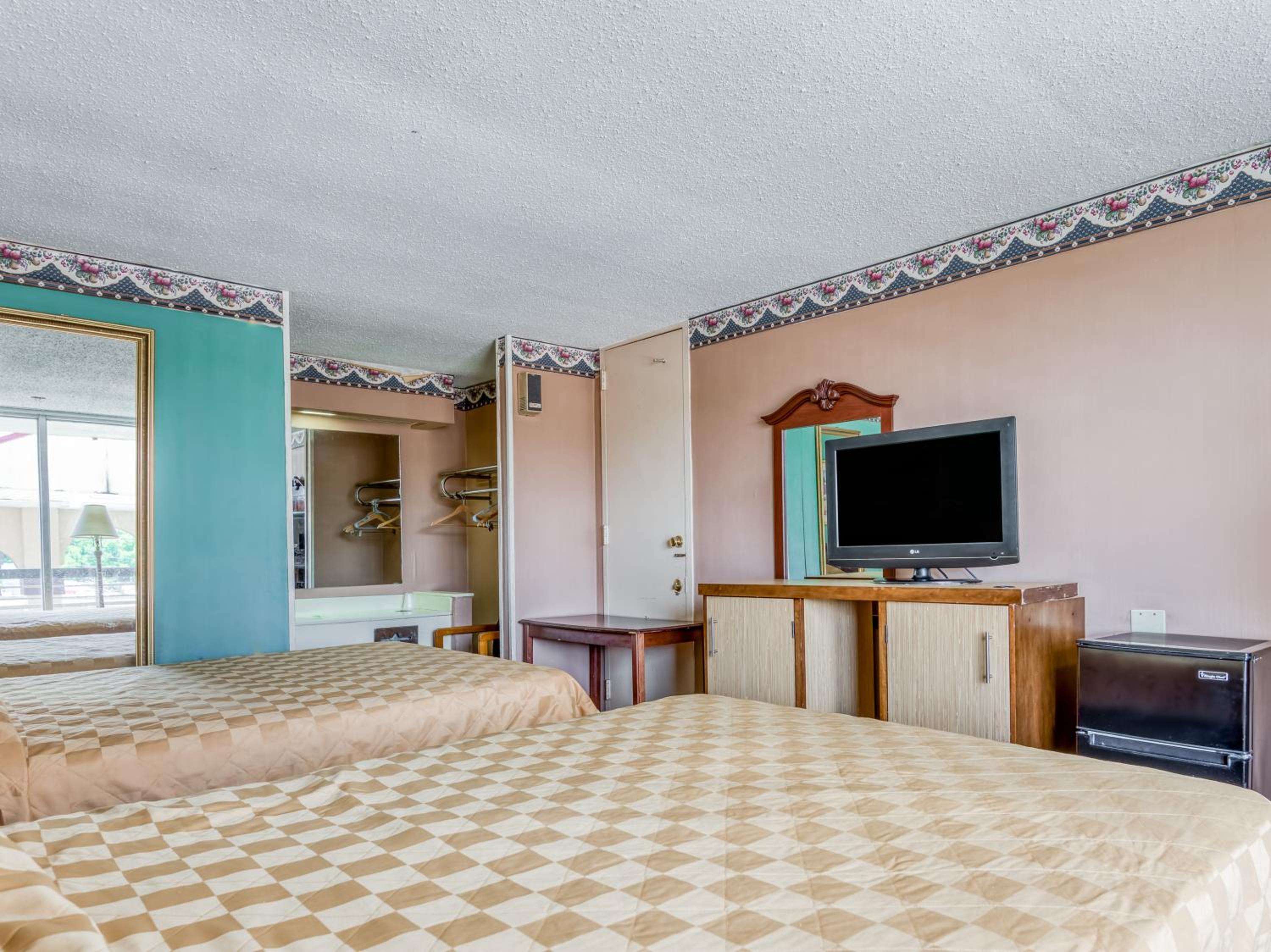 Queen Room With Two Queen Beds photo 2