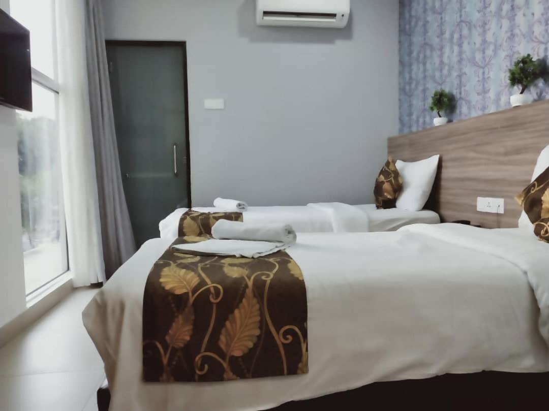 Deluxe Twin Room with Window photo 3