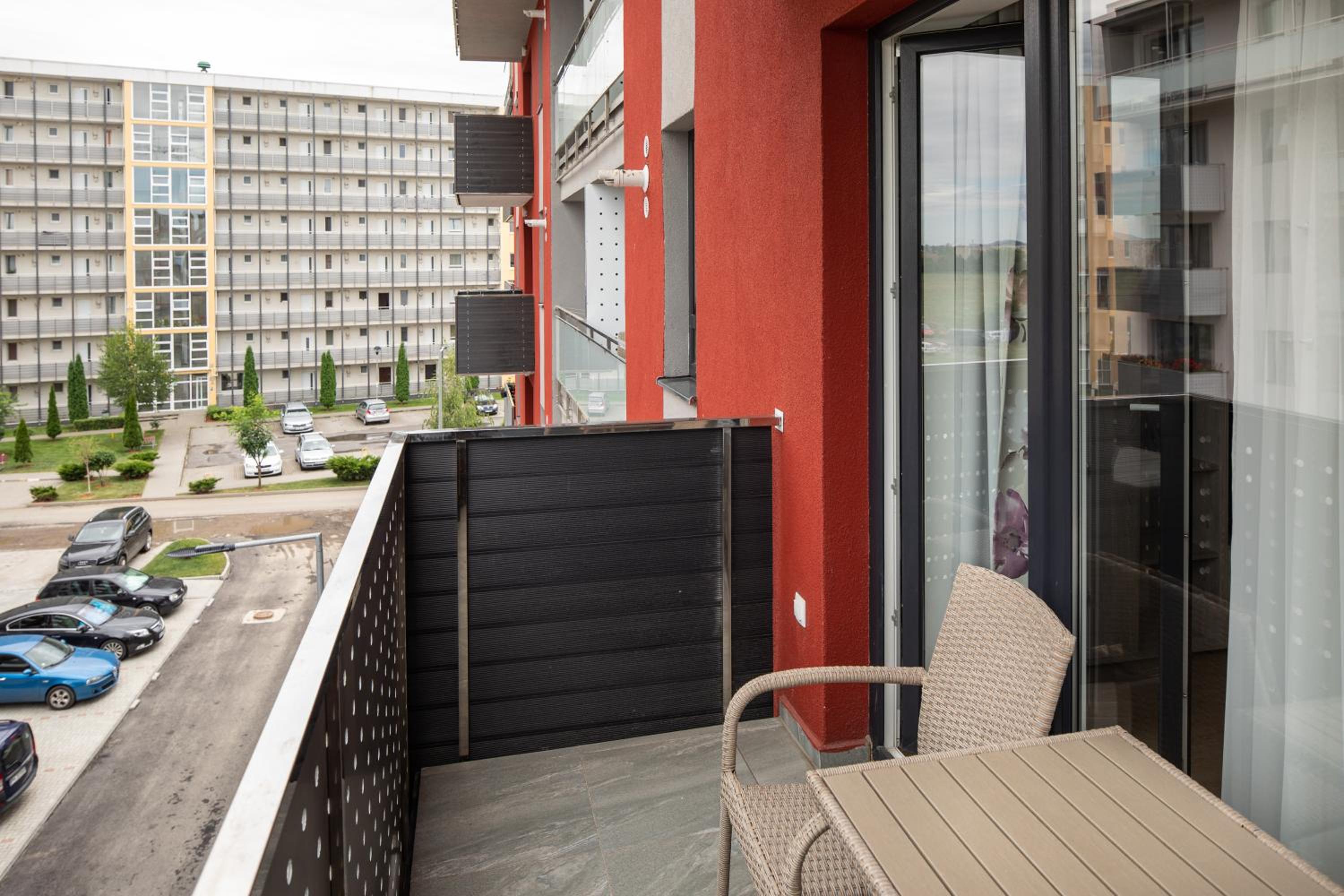 Purple Apartment with Balcony photo 2