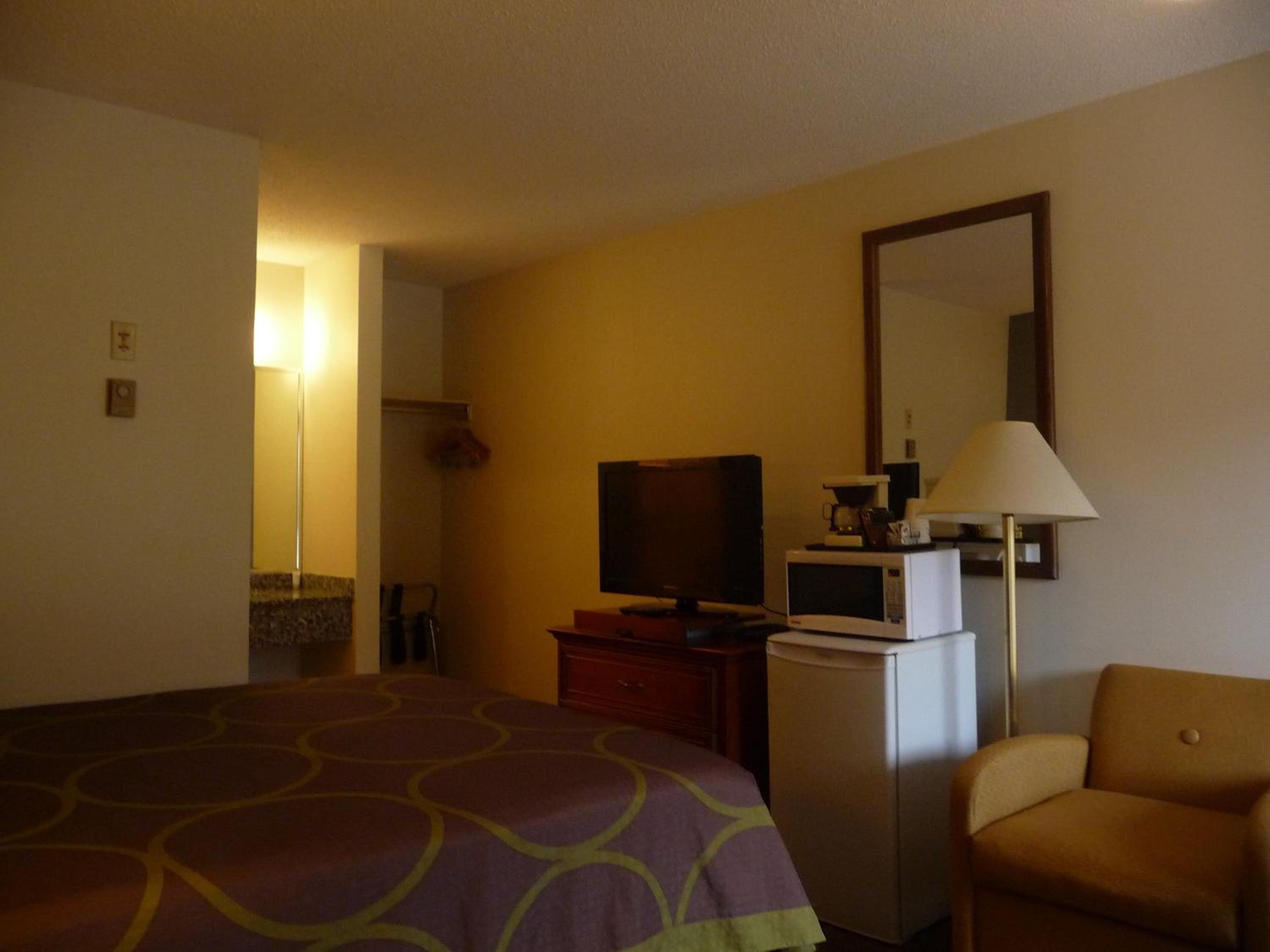 King Room - Non-Smoking - Photo 3