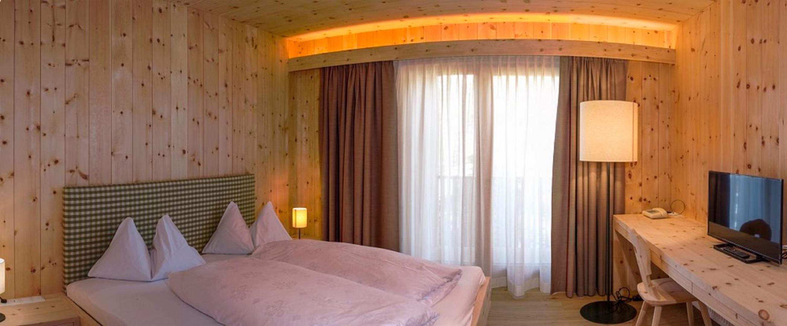 Deluxe Double Room with Balcony - Photo 3