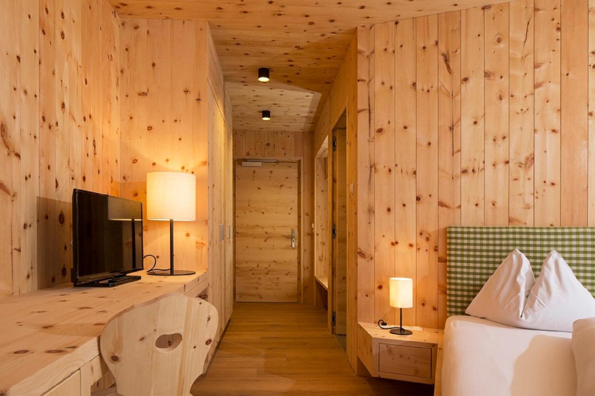 Deluxe Double Room with Balcony - Photo 4