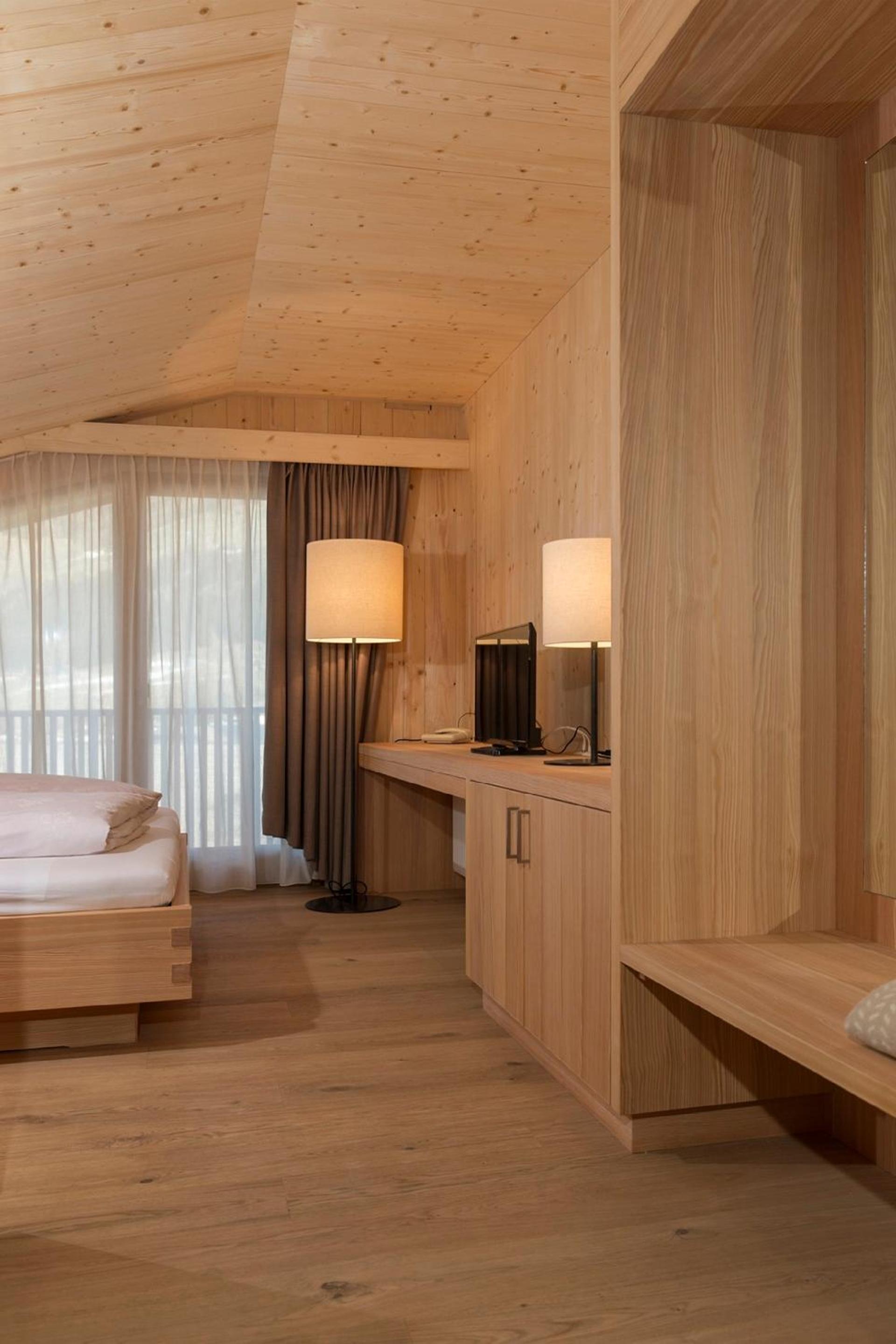 Deluxe Double Room with Balcony - Photo 6