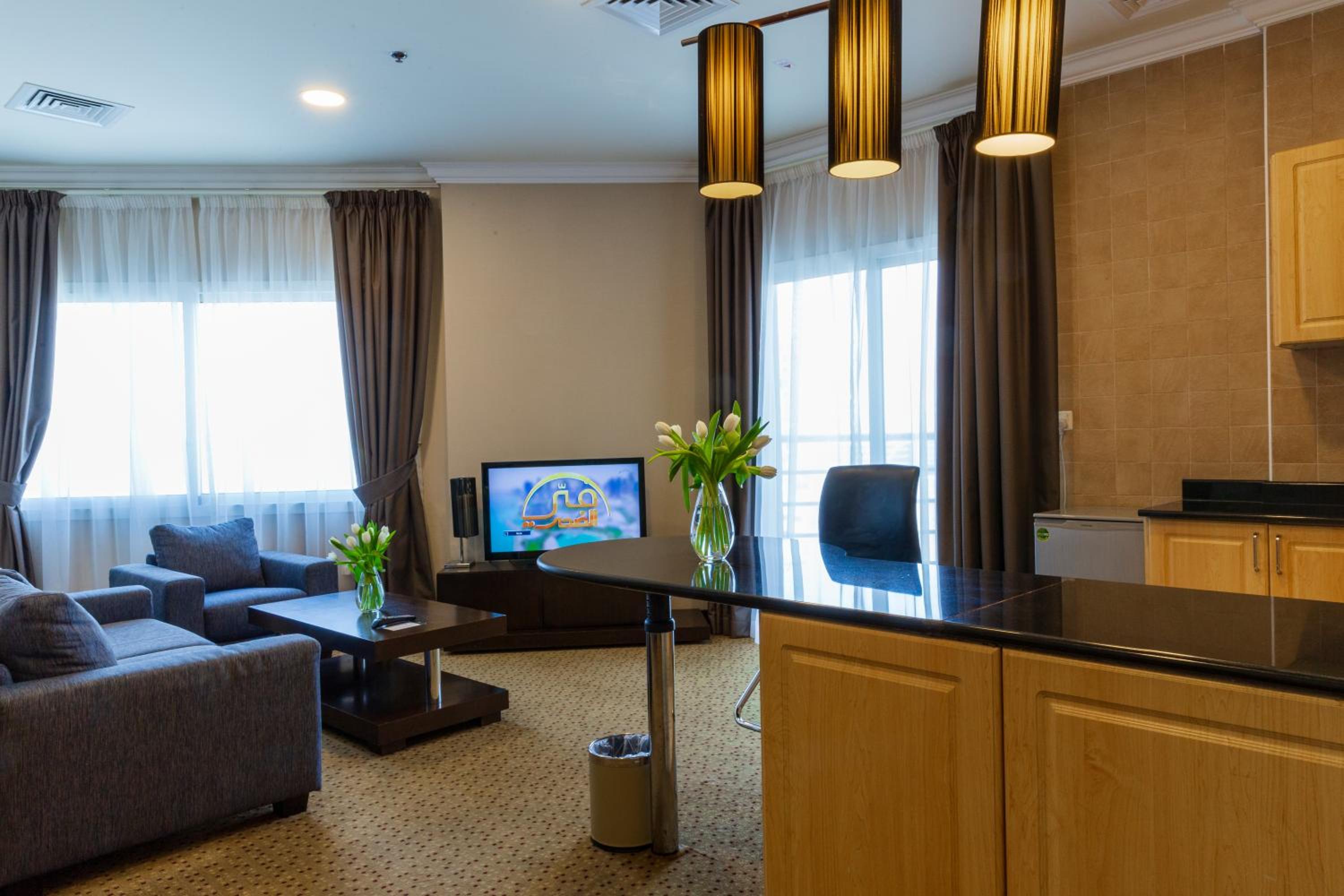 Deluxe Suite - Photo 12