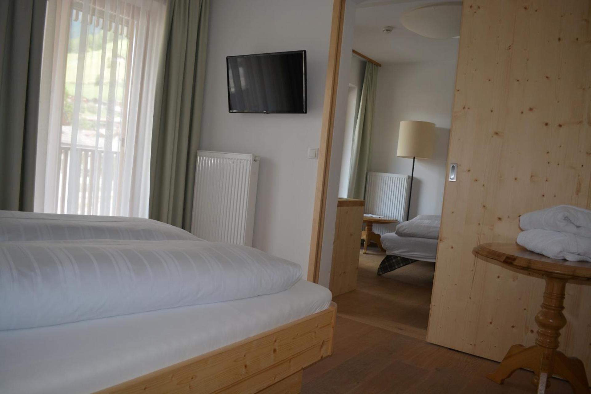 Suite with Balcony - Photo 4