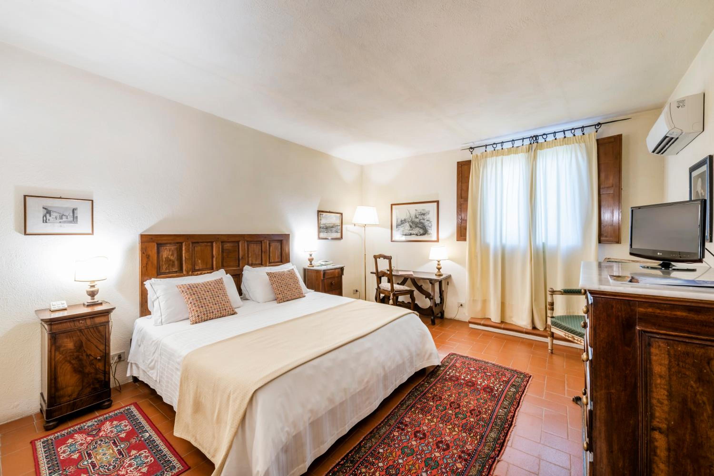 Standard Double or Twin Room with Street View - Photo 4