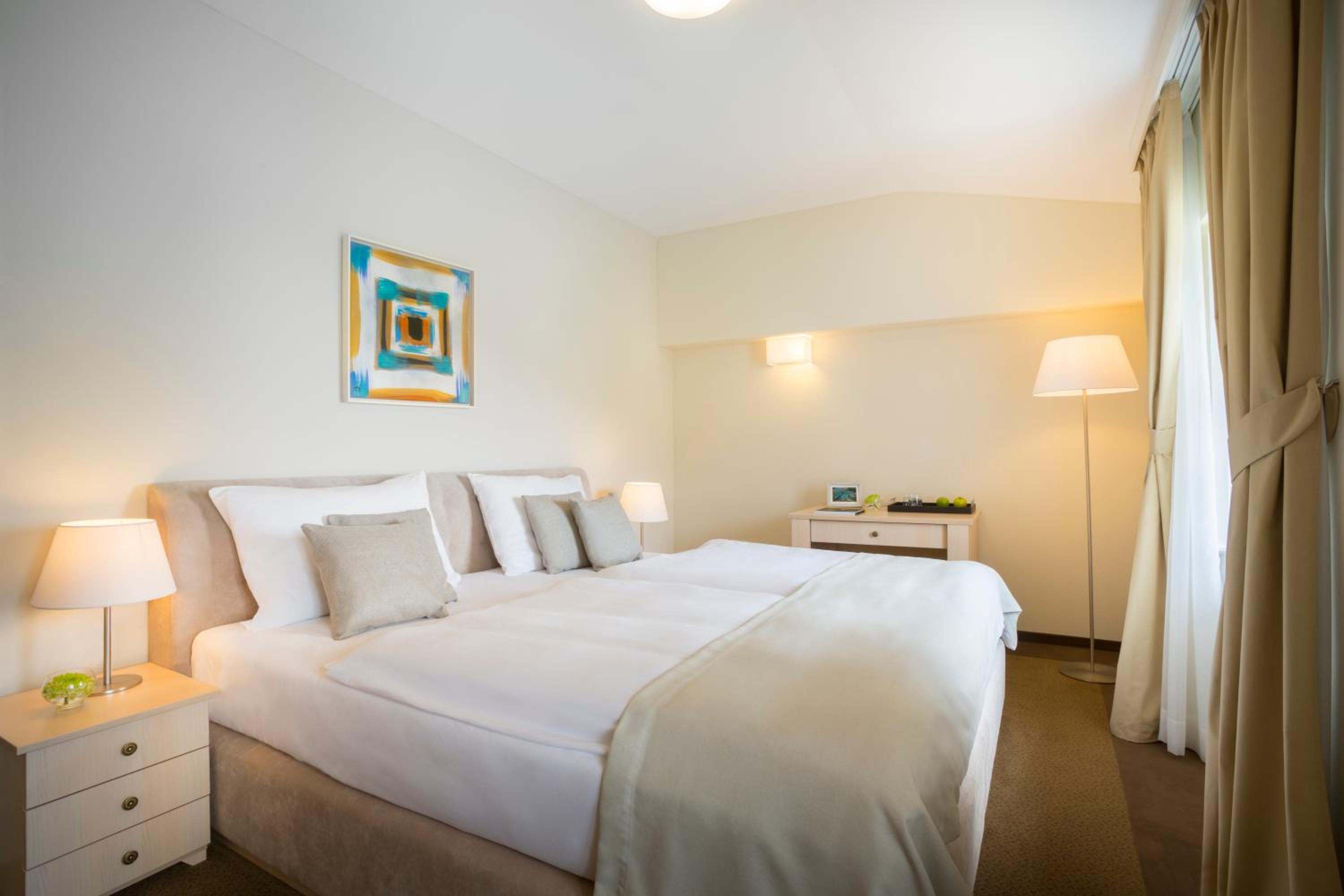 One-Bedroom Apartment with Balcony or Terrace and Sea View