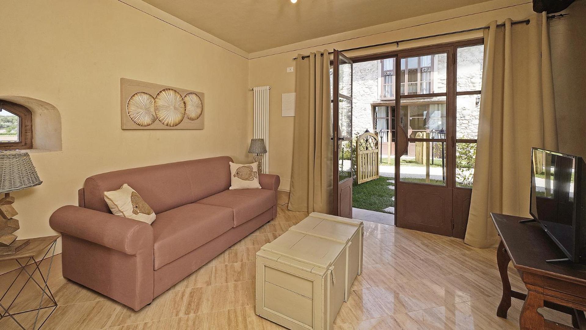 One-Bedroom Apartment Top photo 3