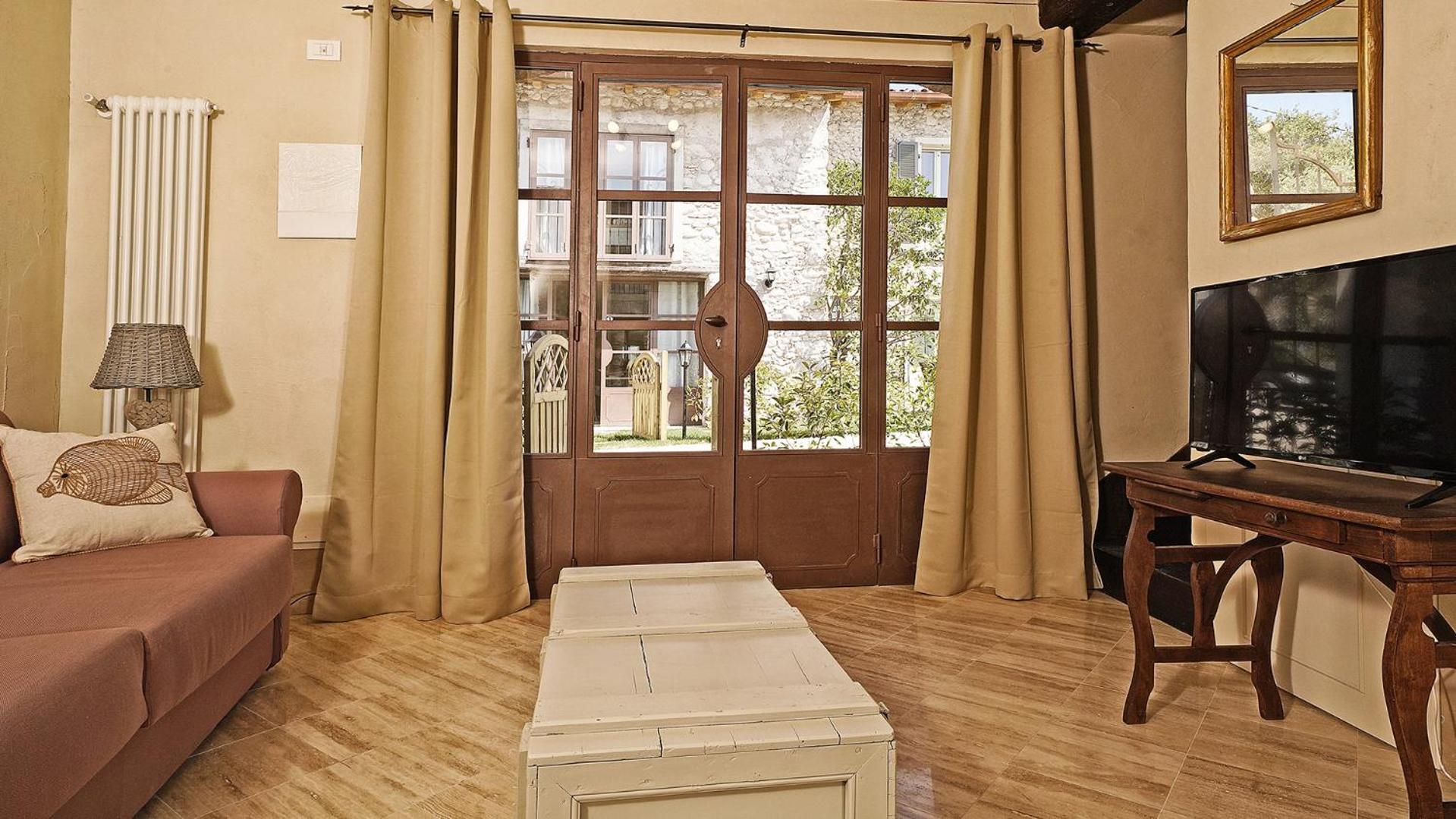 One-Bedroom Apartment Top photo 2