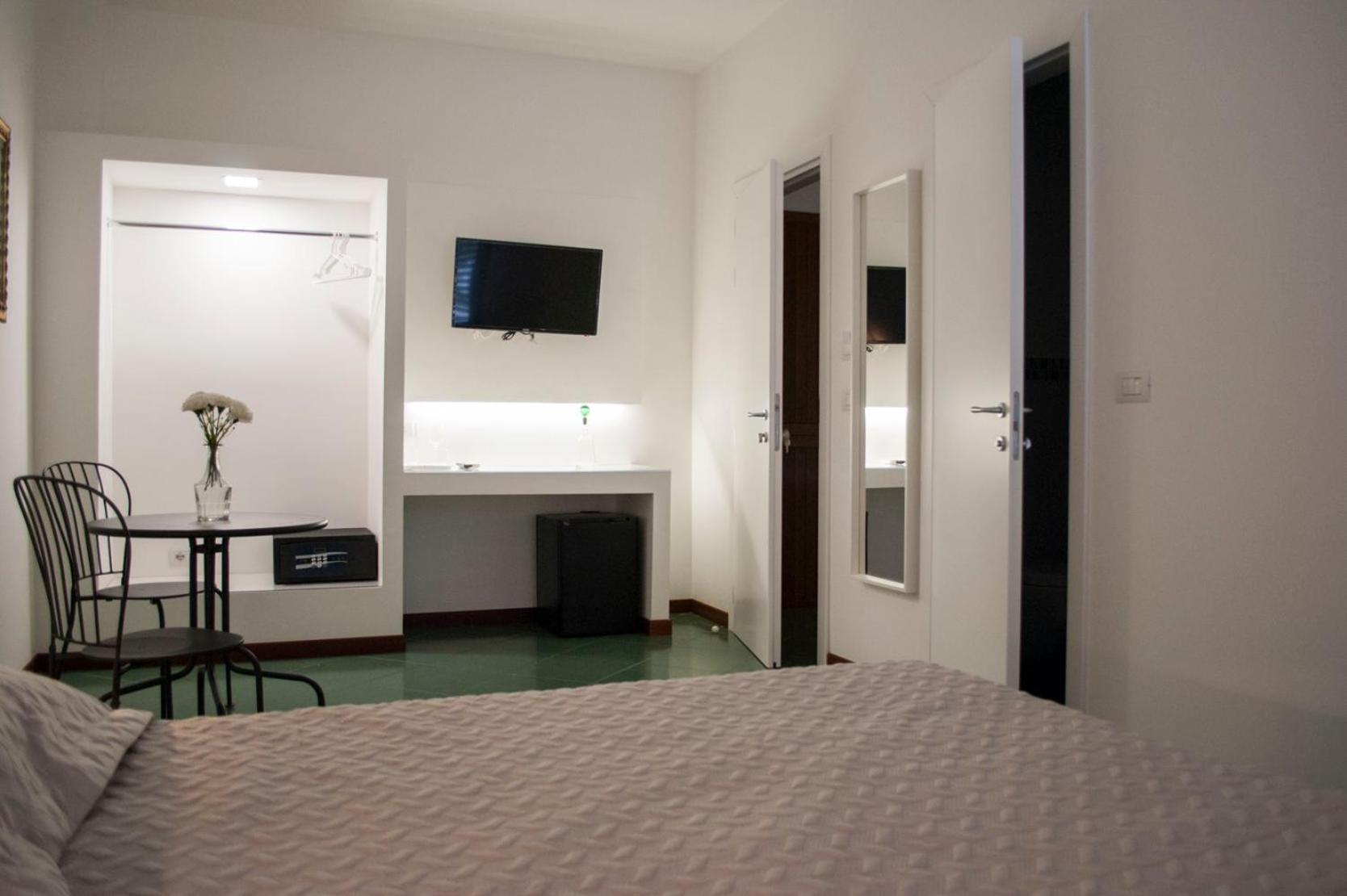 Large Double Room - Photo 2