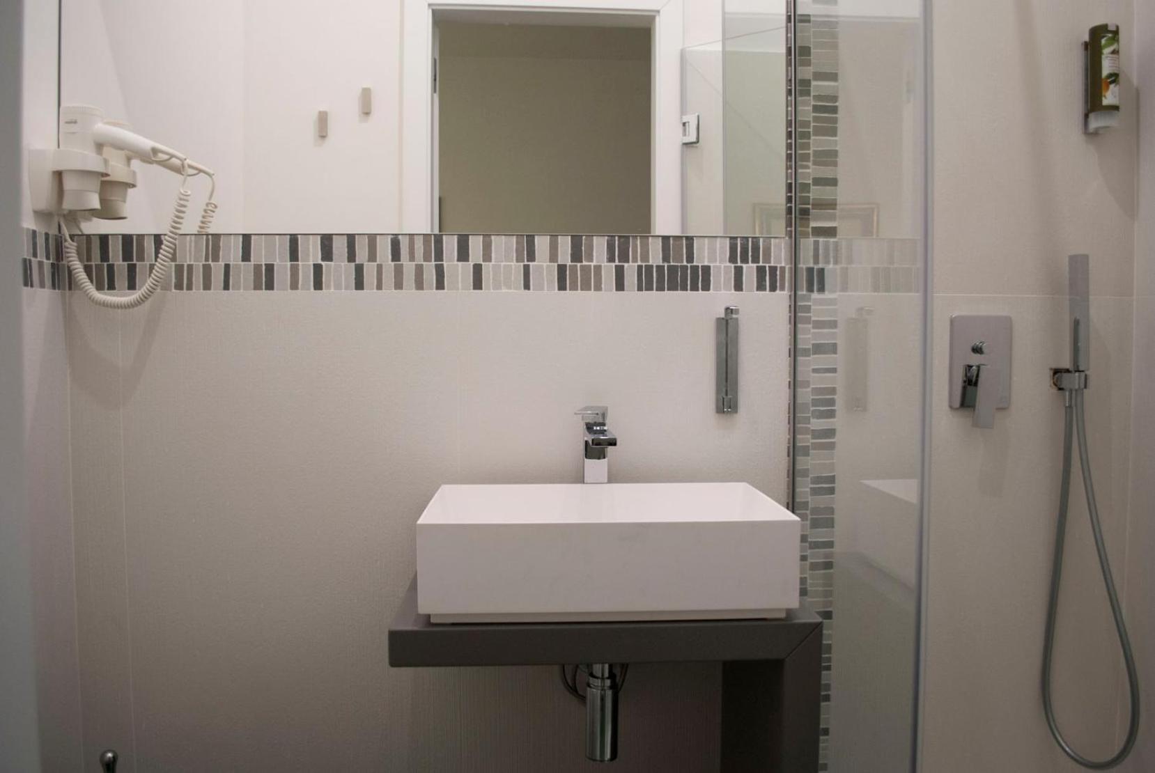Large Double Room - Photo 3
